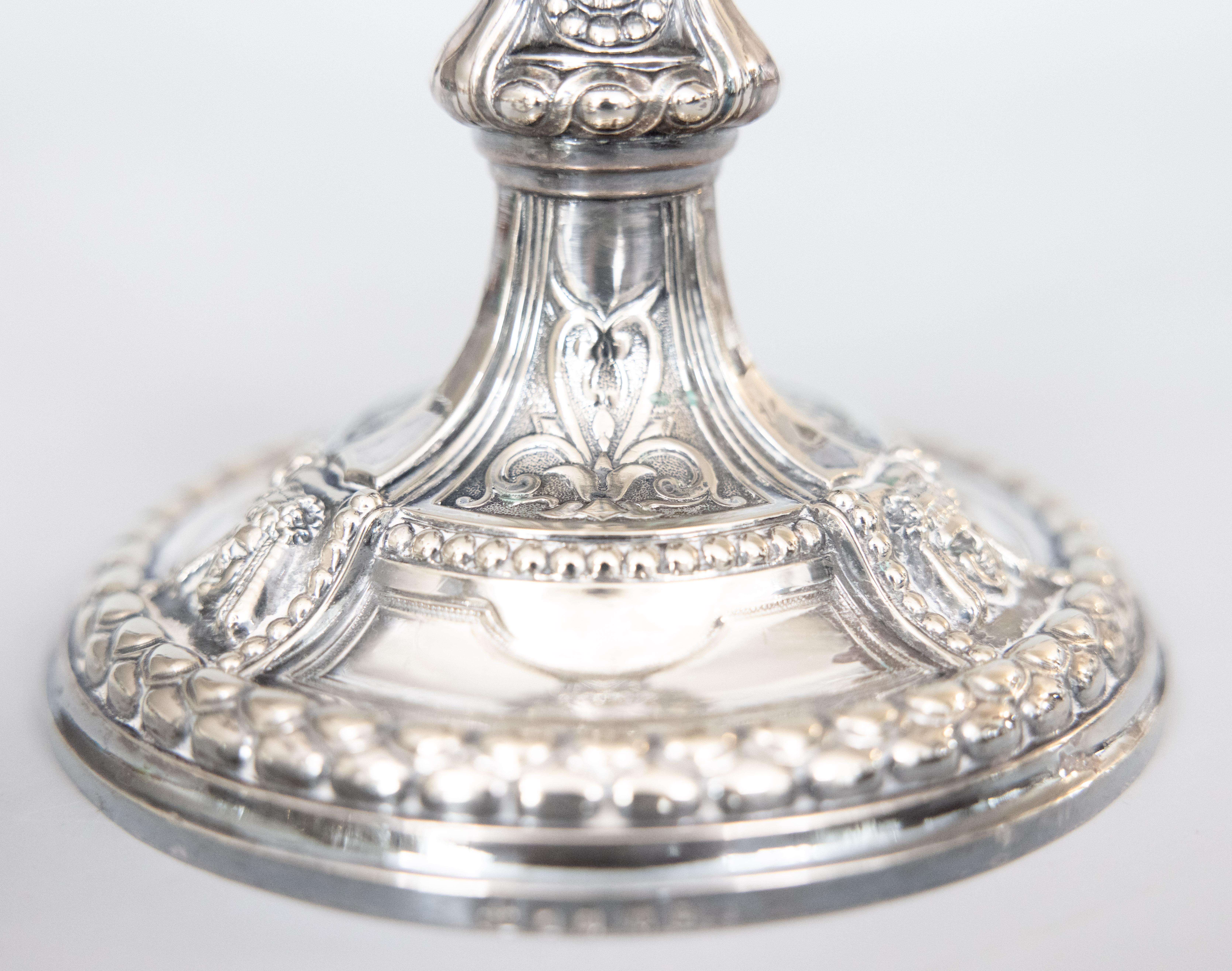 Début du 20ème siècle Paire de chandeliers anglais anciens de style néoclassique en métal argenté, vers 1900 en vente