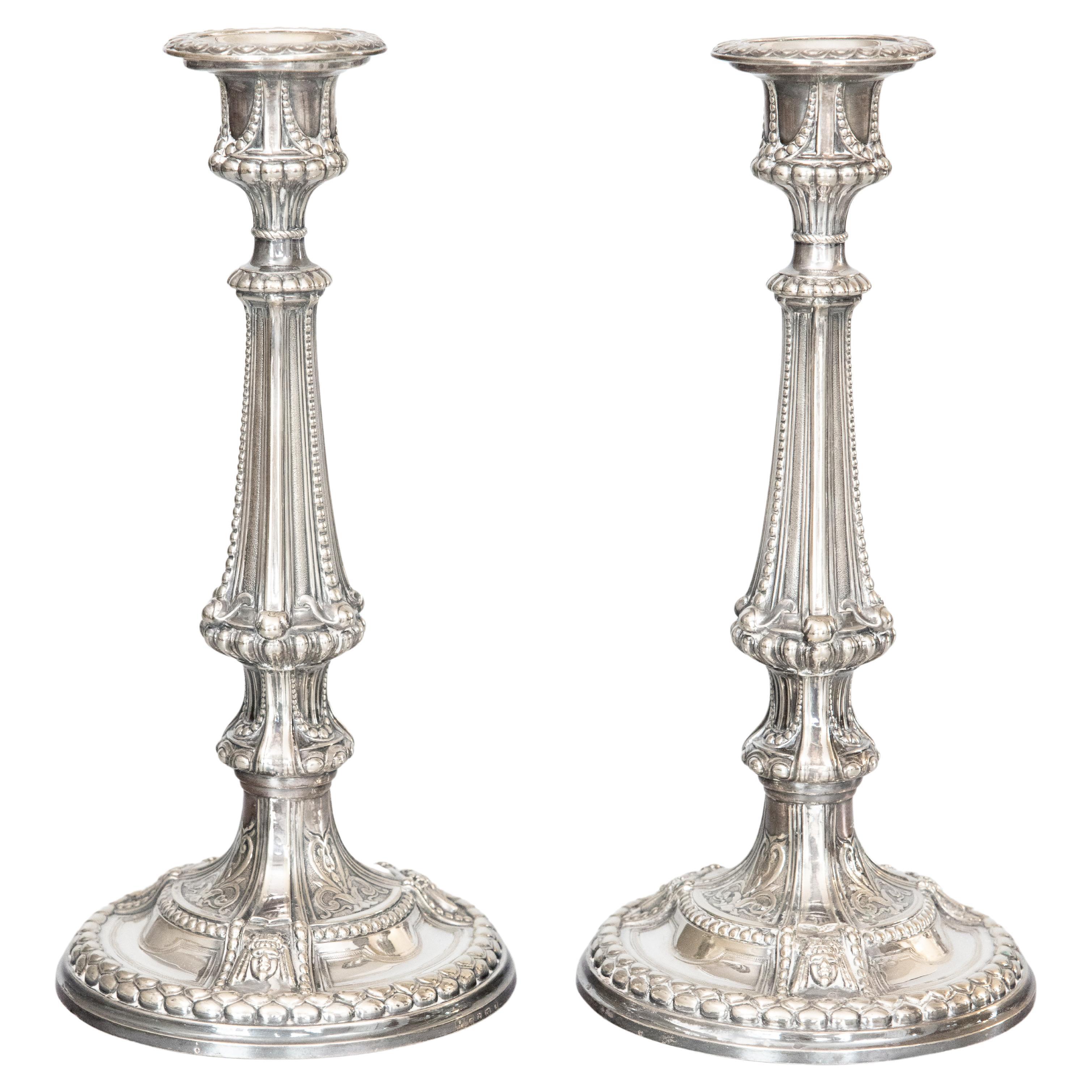 Paire de chandeliers anglais anciens de style néoclassique en métal argenté, vers 1900