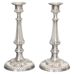 Paire de chandeliers anglais anciens de style néoclassique en métal argenté, vers 1900
