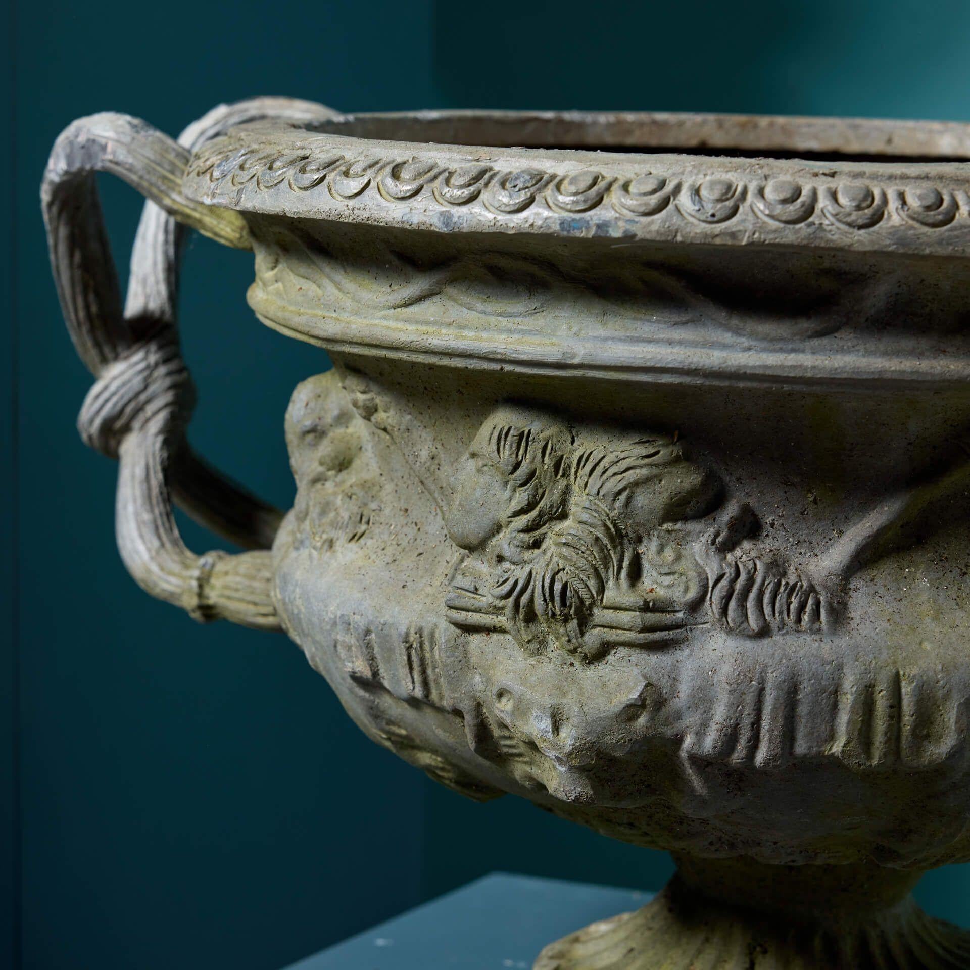 Anglais Paire d'urnes anciennes de style néoclassique en plomb en vente