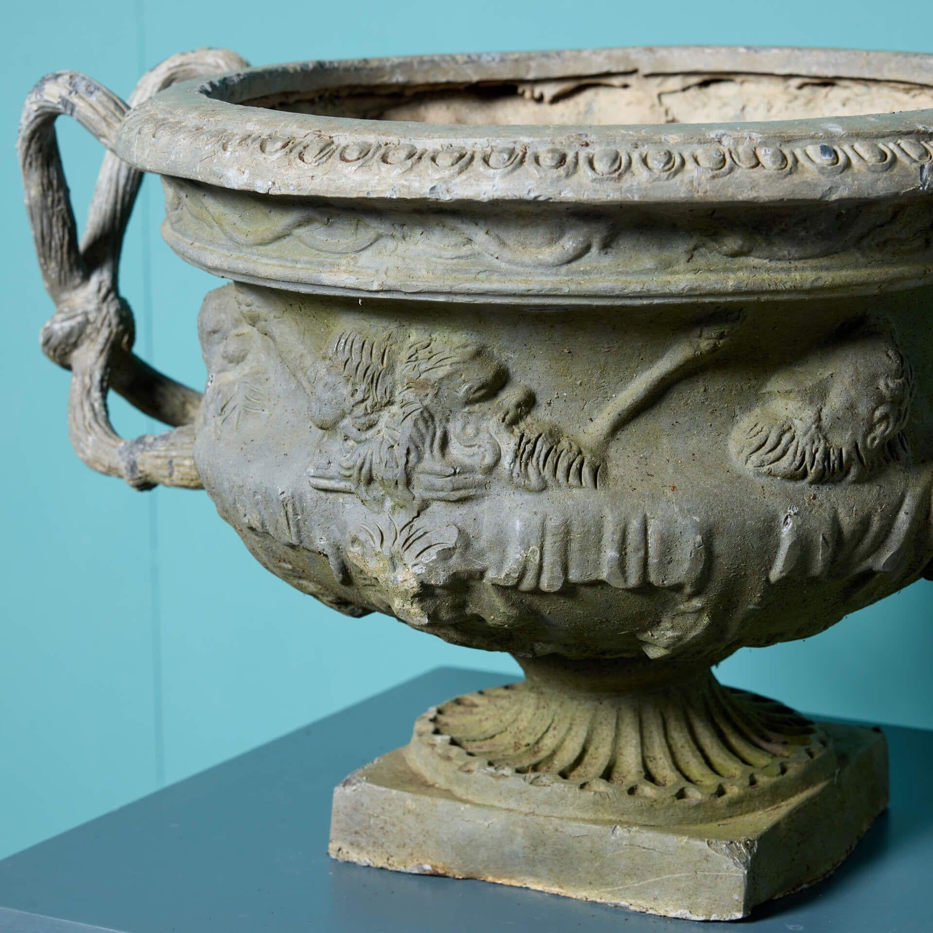 20ième siècle Paire d'urnes anciennes de style néoclassique en plomb en vente