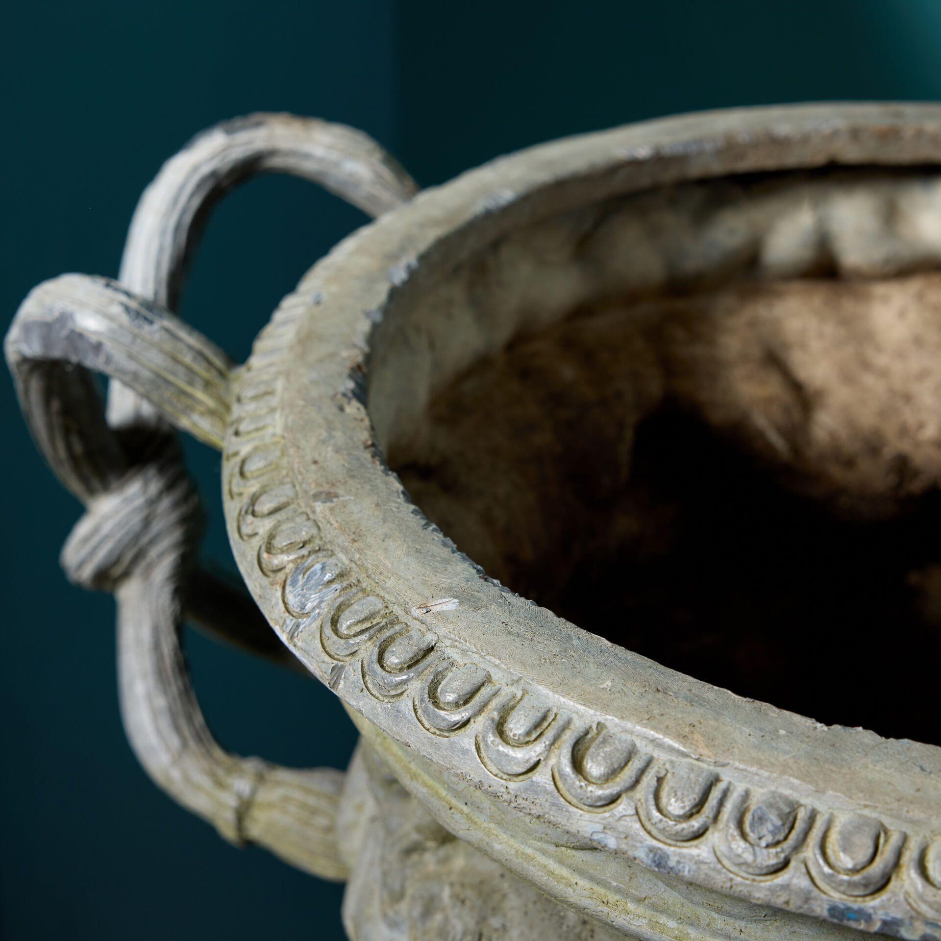 Métal Paire d'urnes anciennes de style néoclassique en plomb en vente