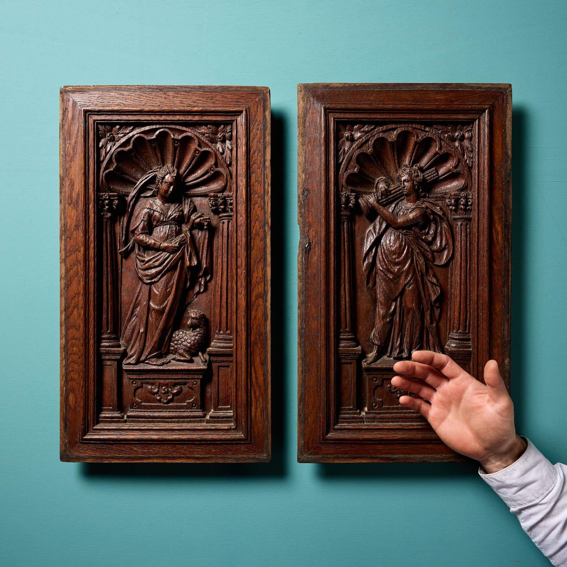 Paire de panneaux anciens en chêne représentant des personnages habillés de façon classique et considérés comme des saints.

Datant d'environ 1800, ces panneaux d'époque géorgienne présentent un style néoclassique, les personnages étant vêtus de