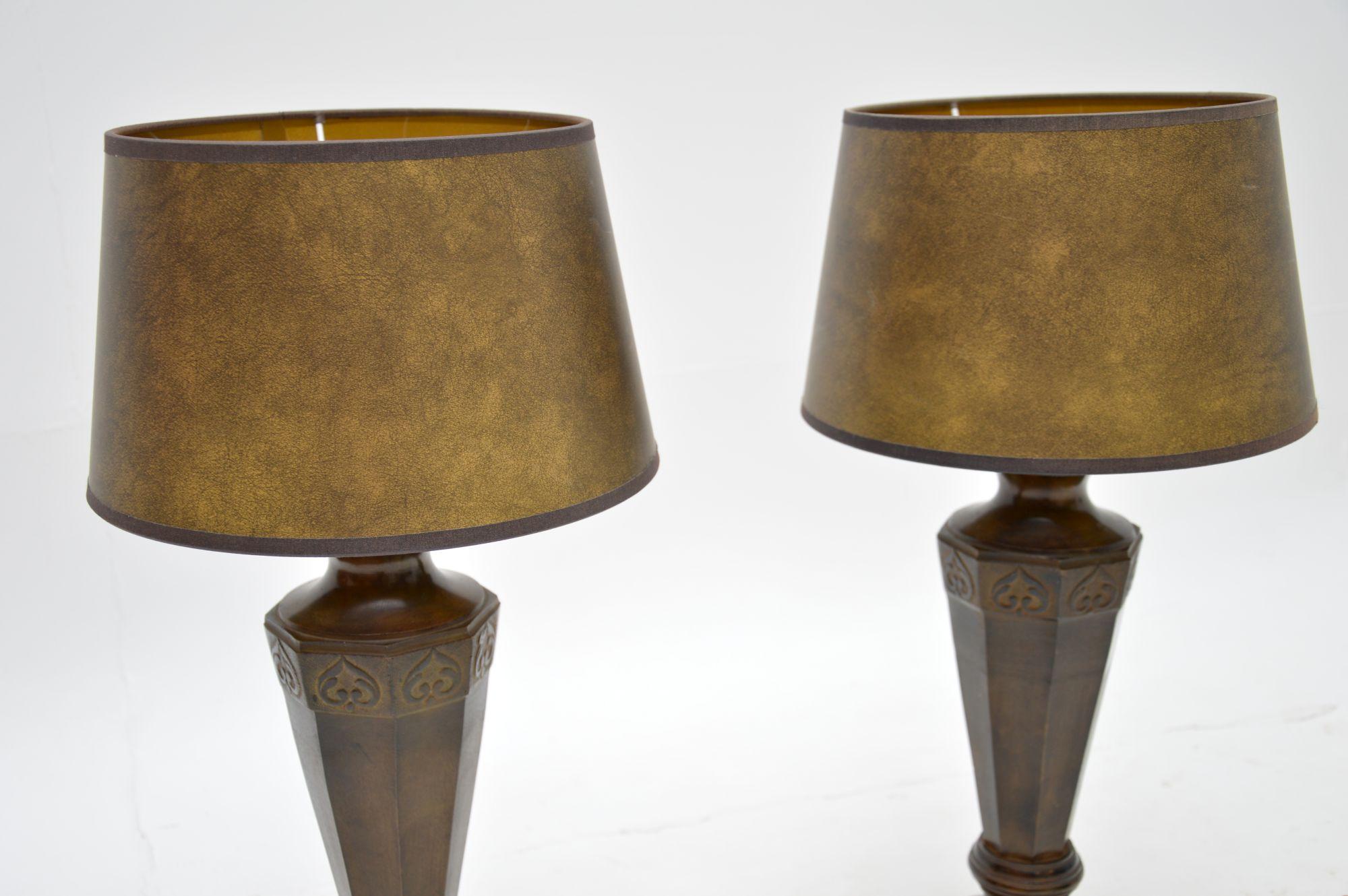 Paar antike Tischlampen aus massiver Bronze im neoklassischen Stil (Englisch) im Angebot