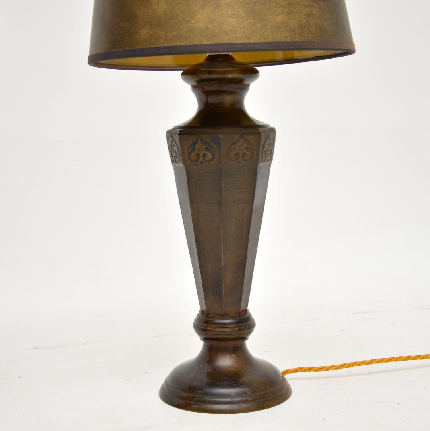 Milieu du XXe siècle Paire de lampes de bureau anciennes de style néoclassique en bronze massif en vente