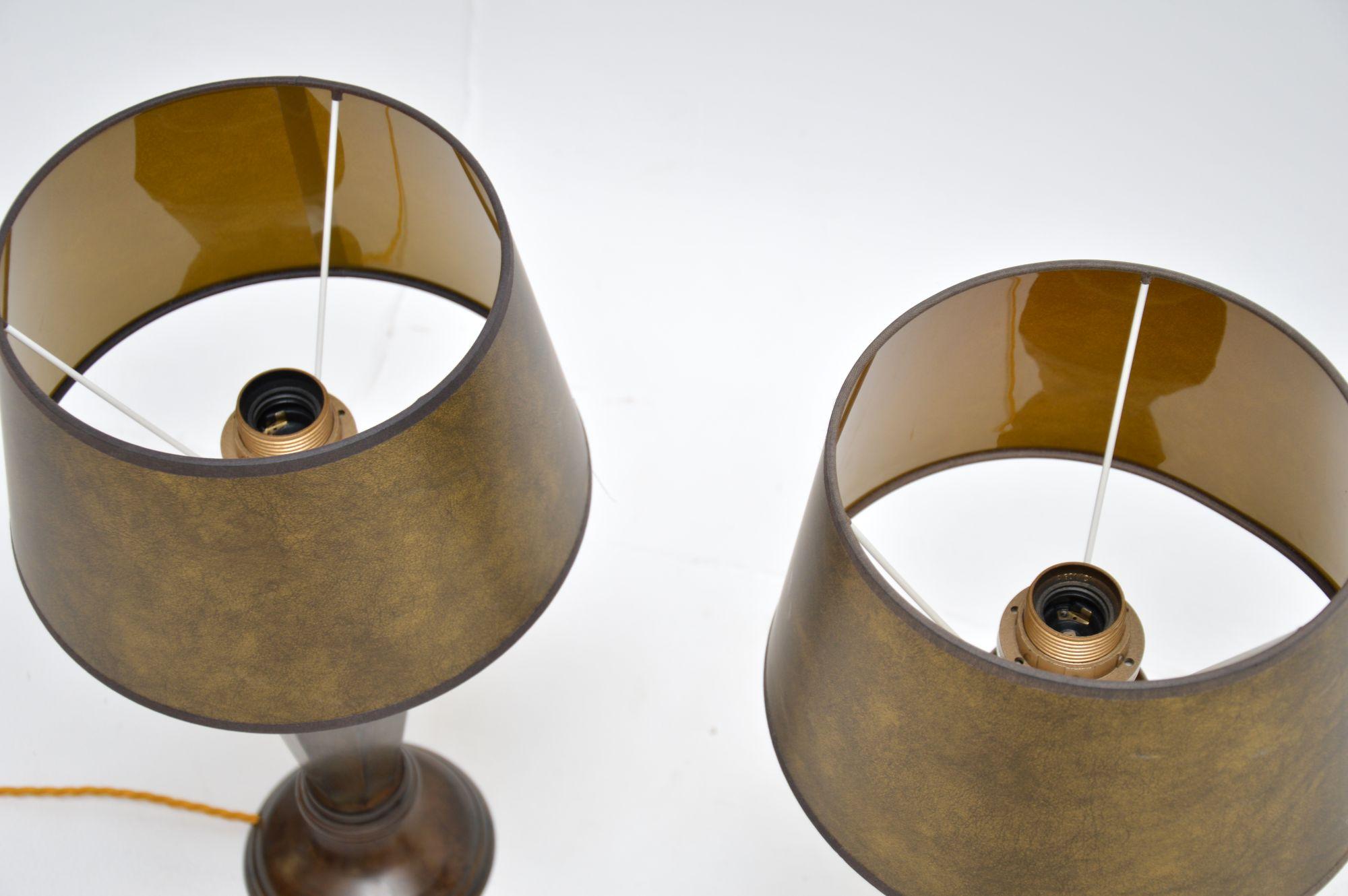 Paar antike Tischlampen aus massiver Bronze im neoklassischen Stil (Neoklassisch) im Angebot