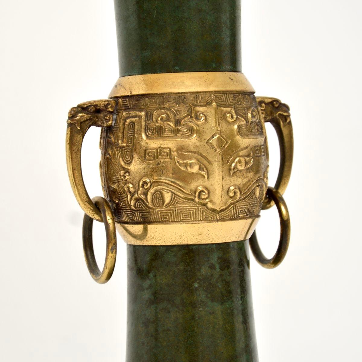 Paire de lampes de table anciennes de style néoclassique en tôle et laiton en vente 2