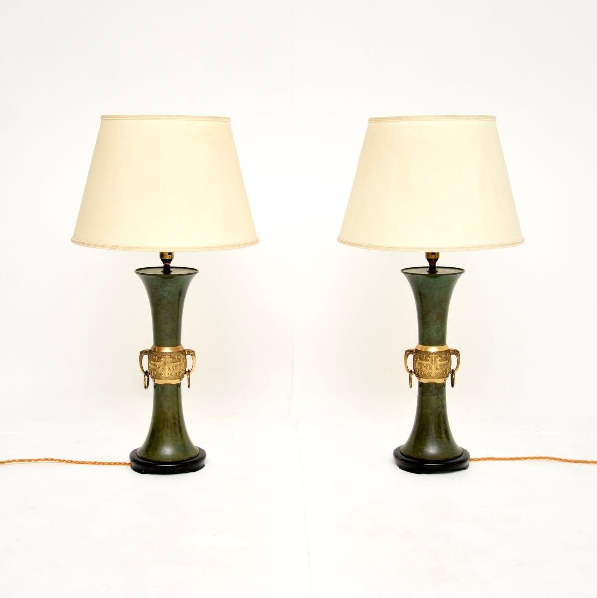Une magnifique paire de lampes de table antiques de style néoclassique en tole et laiton. Fabriqués en Angleterre, ils datent des années 1960.

La qualité est exceptionnelle, ils sont magnifiquement réalisés en métal tole émaillé vert. Ils sont