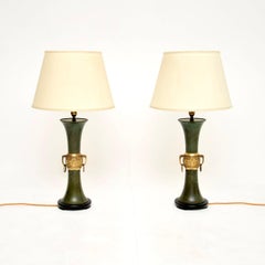 Paire de lampes de table anciennes de style néoclassique en tôle et laiton