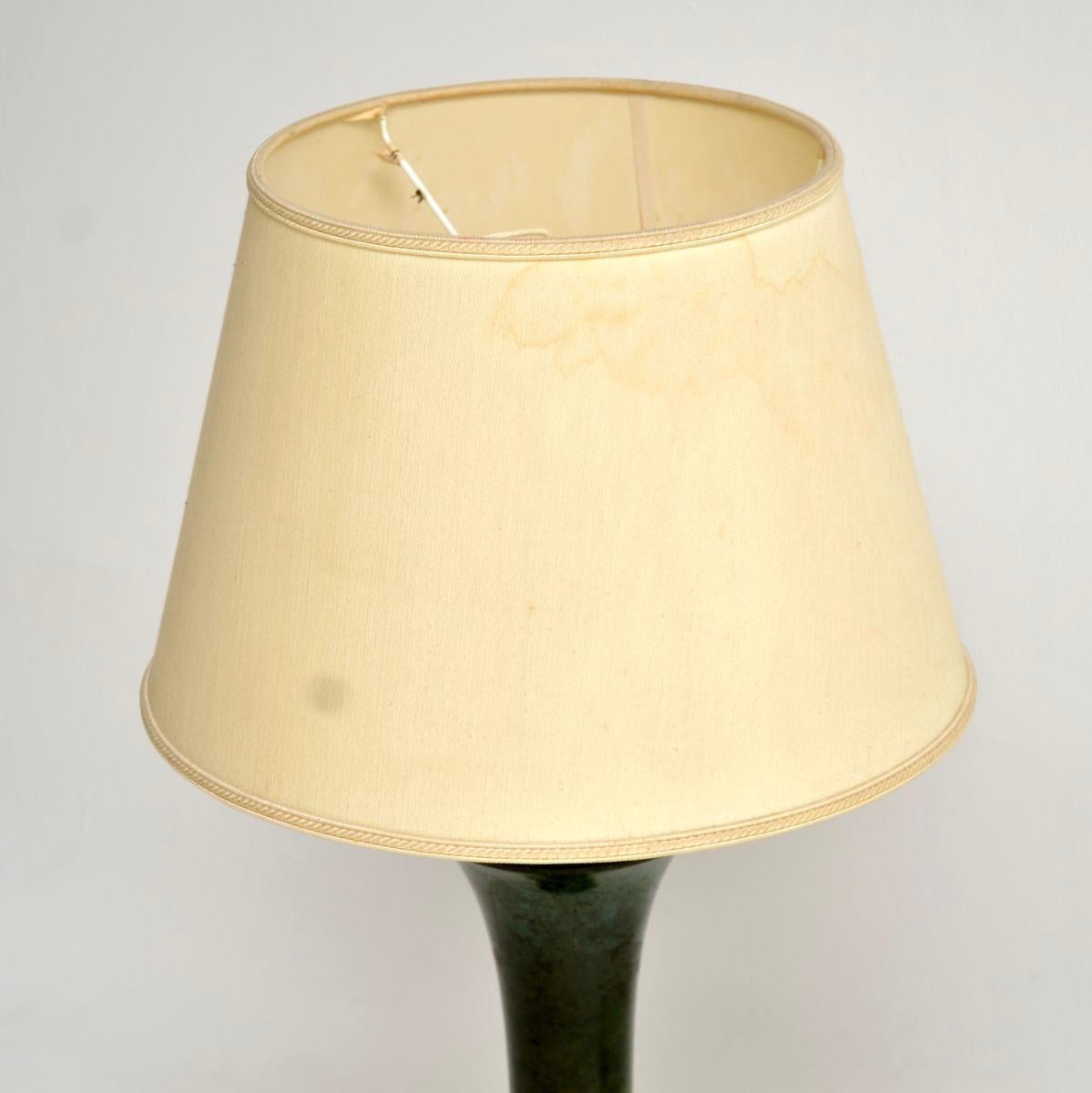 Néoclassique Paire de lampes de table anciennes de style néoclassique en tôle et laiton en vente