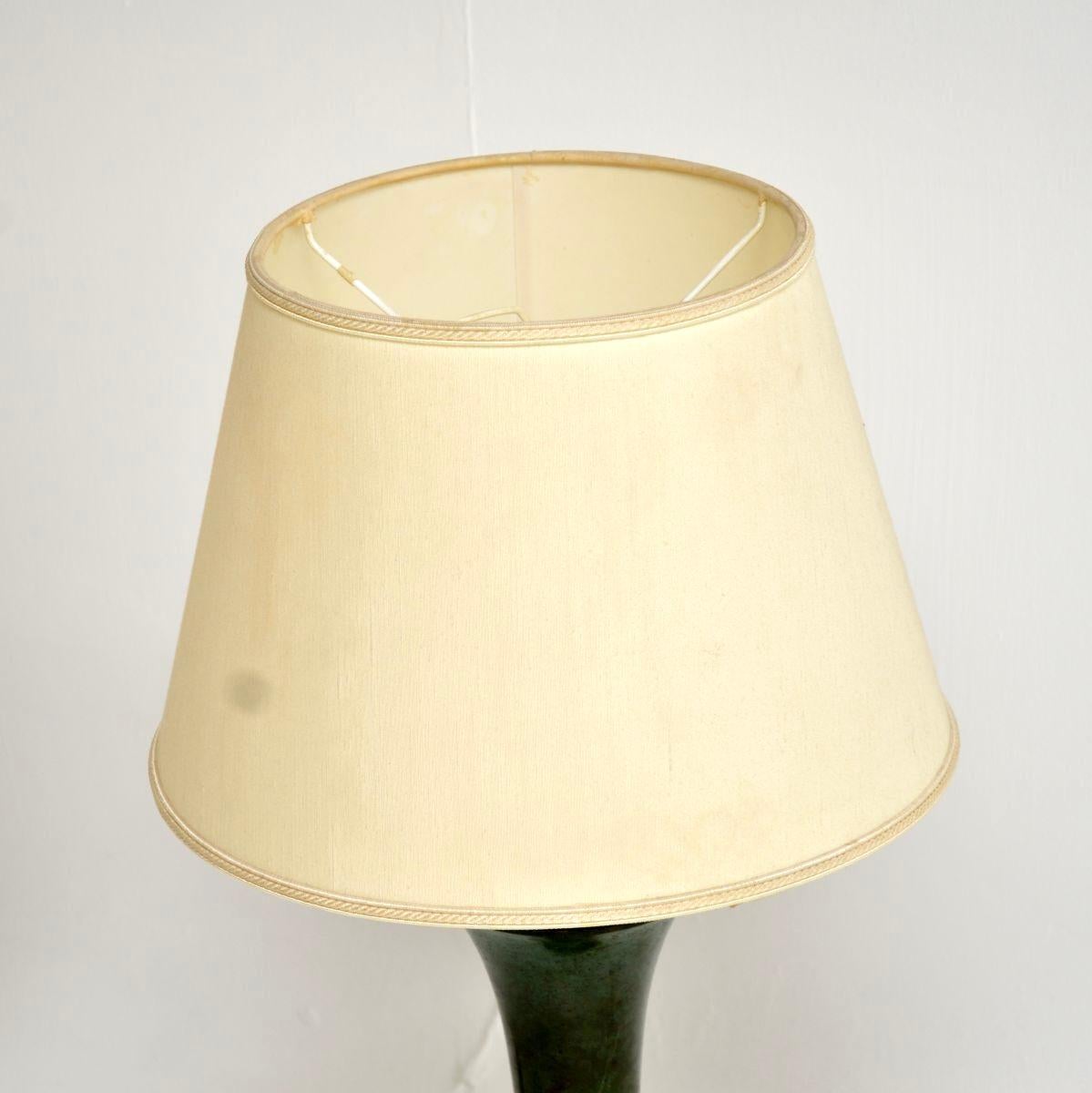 Britannique Paire de lampes de table anciennes de style néoclassique en tôle et laiton en vente