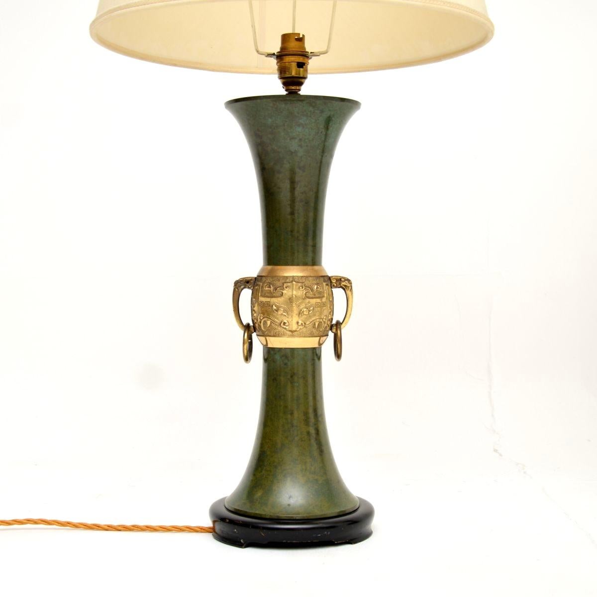 Émaillé Paire de lampes de table anciennes de style néoclassique en tôle et laiton en vente