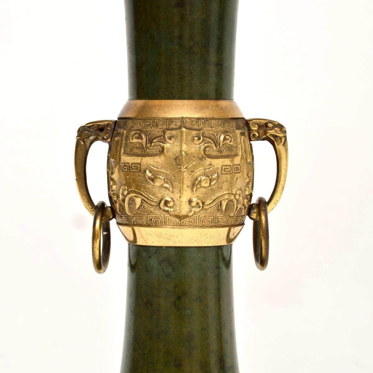 Paire de lampes de table anciennes de style néoclassique en tôle et laiton en vente 1