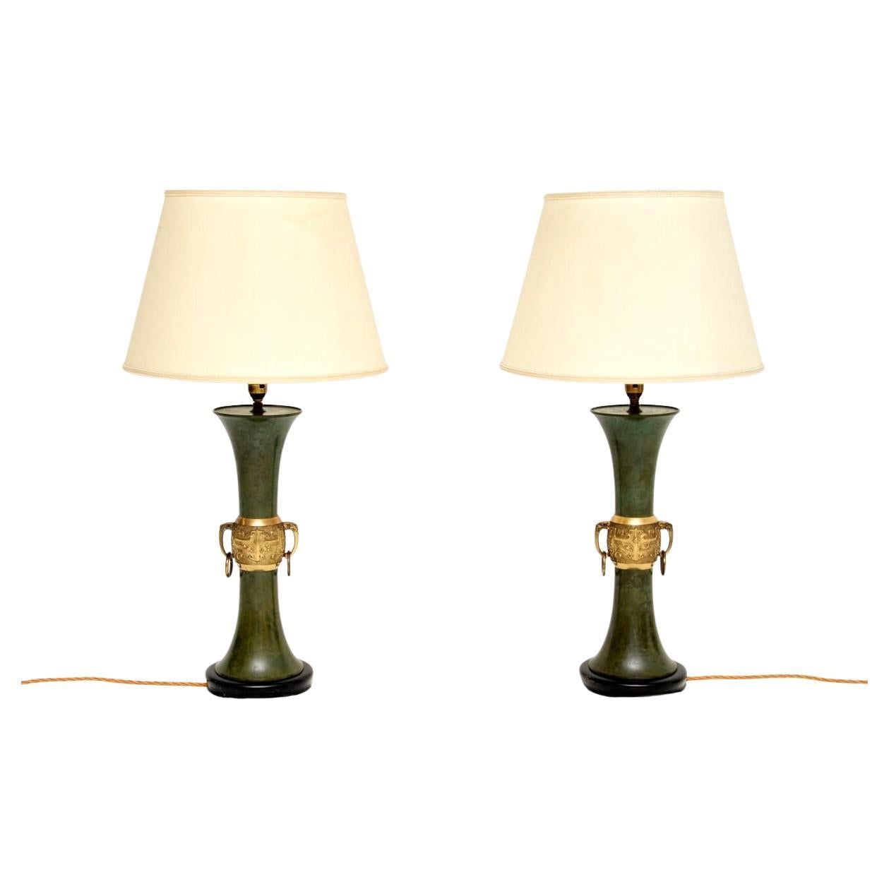 Paire de lampes de table anciennes de style néoclassique en tôle et laiton