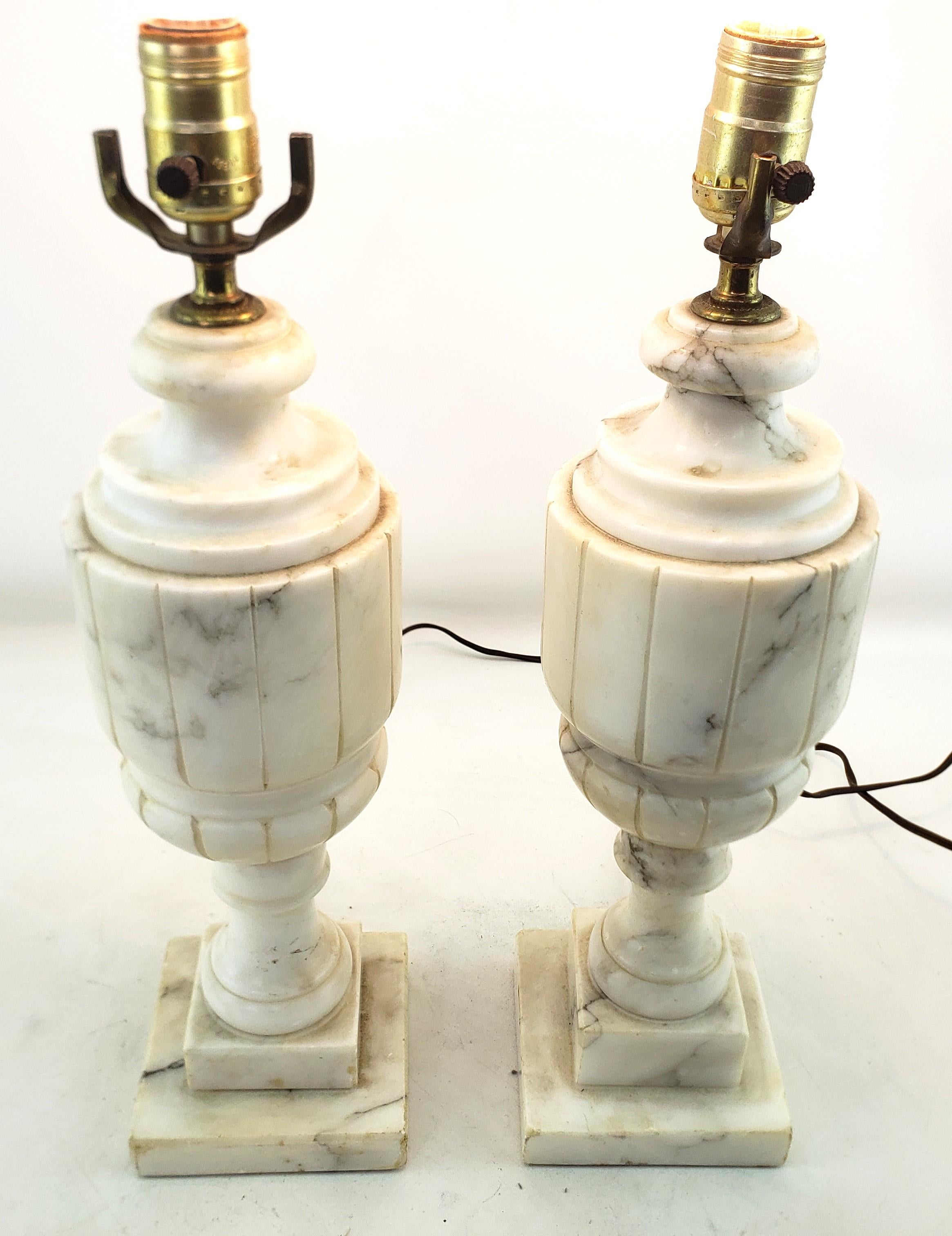 Paar antike, neoklassizistische, Urnenförmige, geschnitzte Alabaster-Tischlampensockel im neoklassischen Stil im Angebot 3