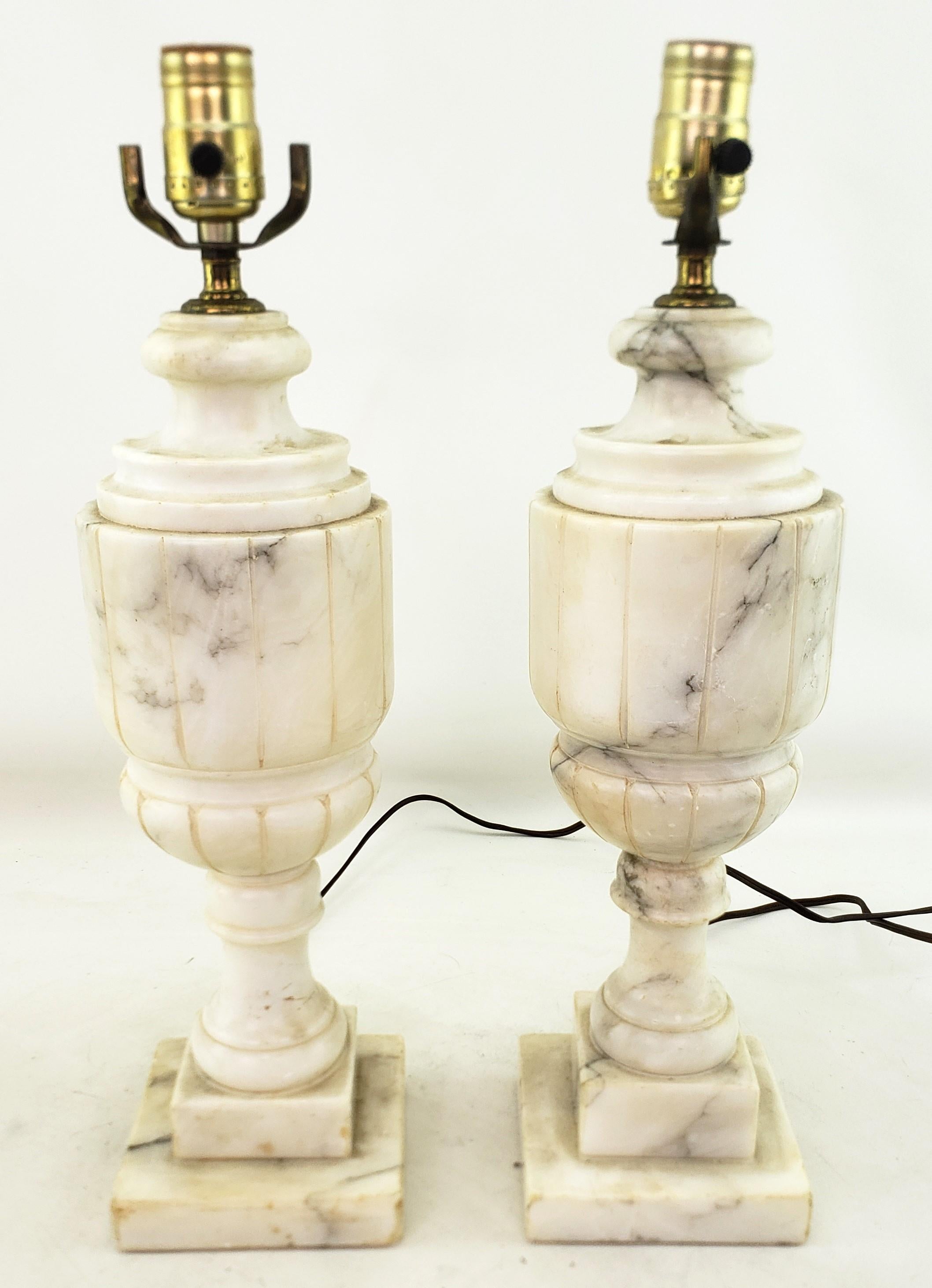 Paar antike, neoklassizistische, Urnenförmige, geschnitzte Alabaster-Tischlampensockel im neoklassischen Stil im Angebot 4