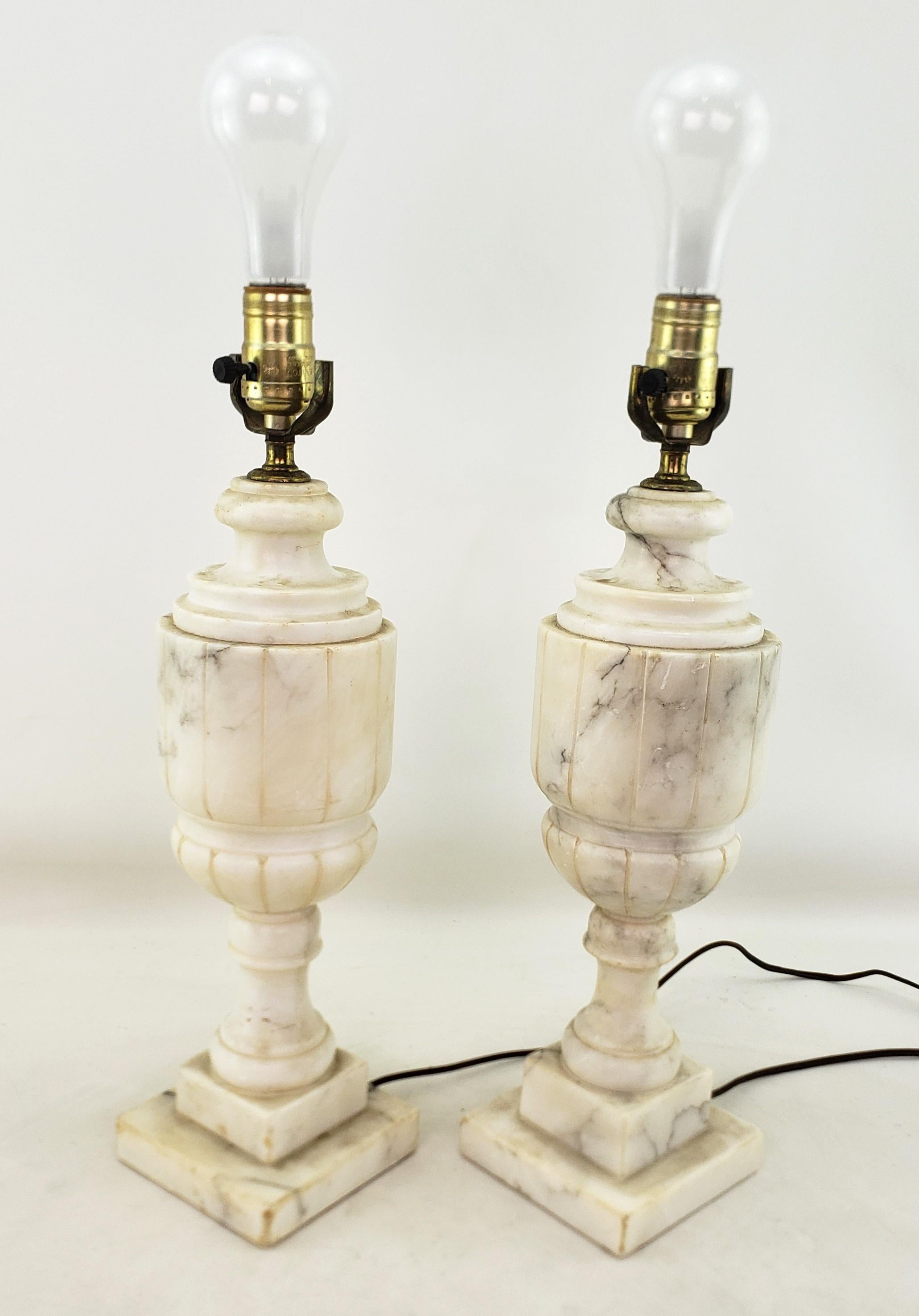 Paar antike, neoklassizistische, Urnenförmige, geschnitzte Alabaster-Tischlampensockel im neoklassischen Stil (Italienisch) im Angebot