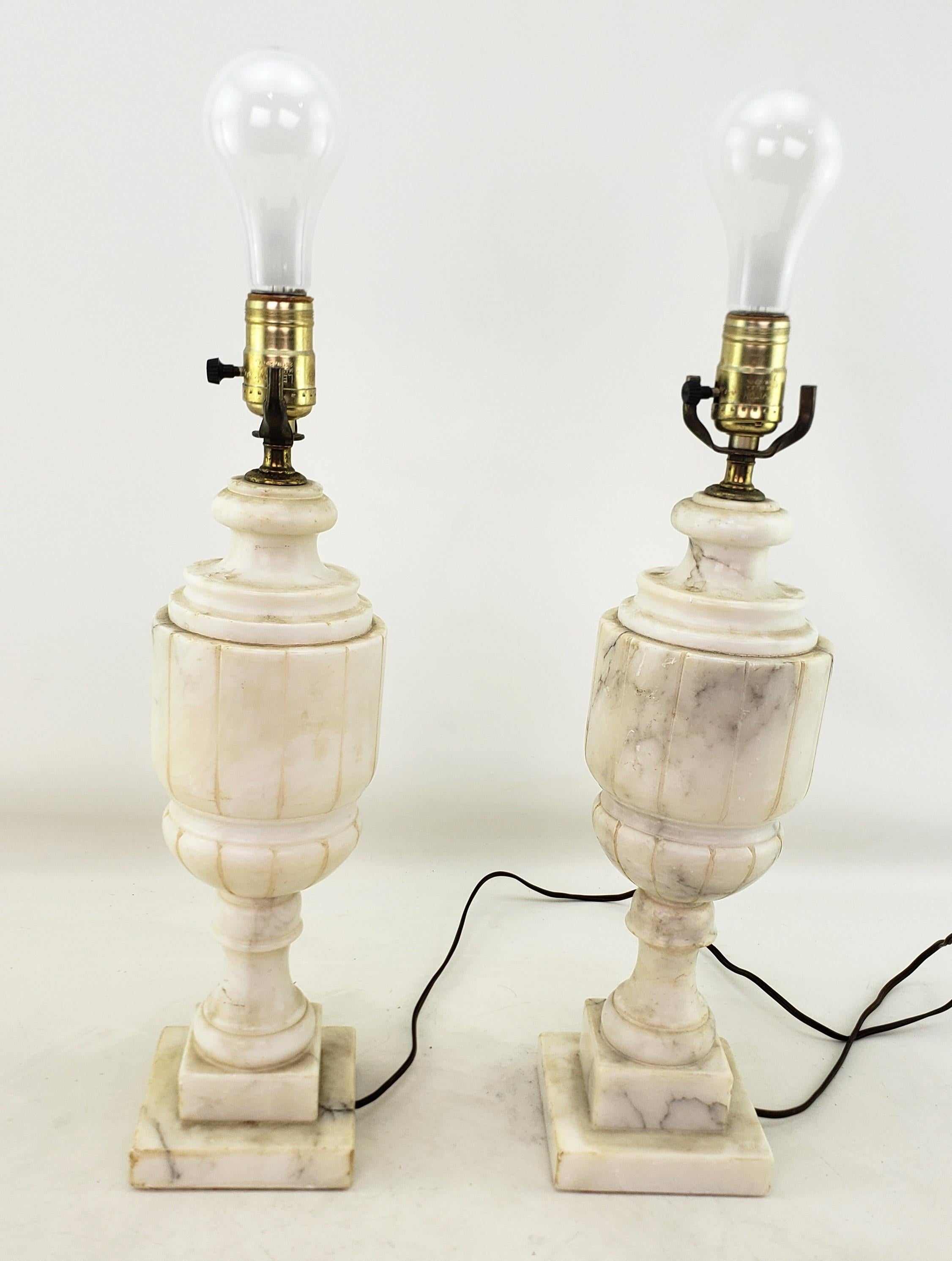 Paar antike, neoklassizistische, Urnenförmige, geschnitzte Alabaster-Tischlampensockel im neoklassischen Stil (20. Jahrhundert) im Angebot