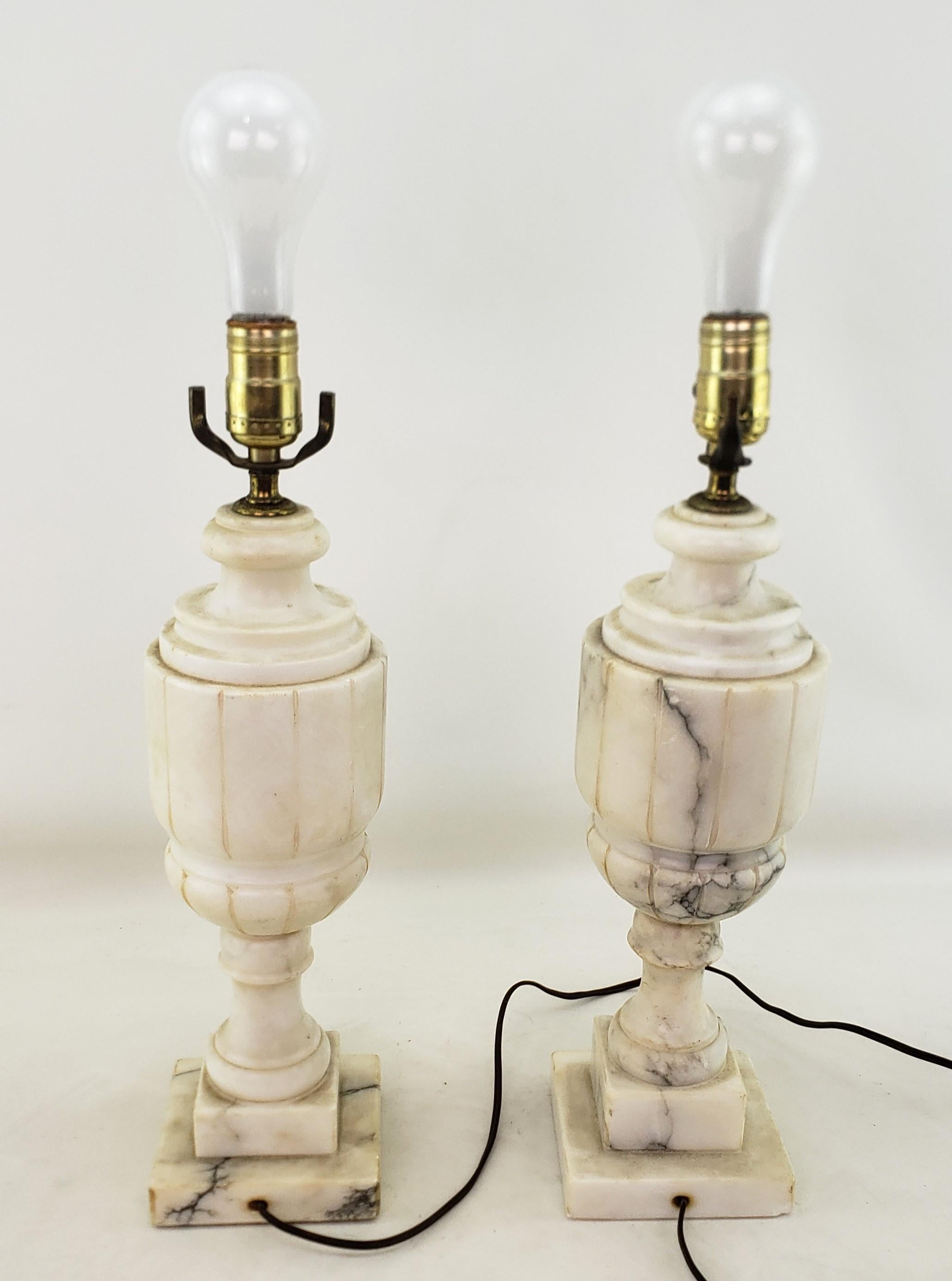 Paar antike, neoklassizistische, Urnenförmige, geschnitzte Alabaster-Tischlampensockel im neoklassischen Stil im Angebot 1