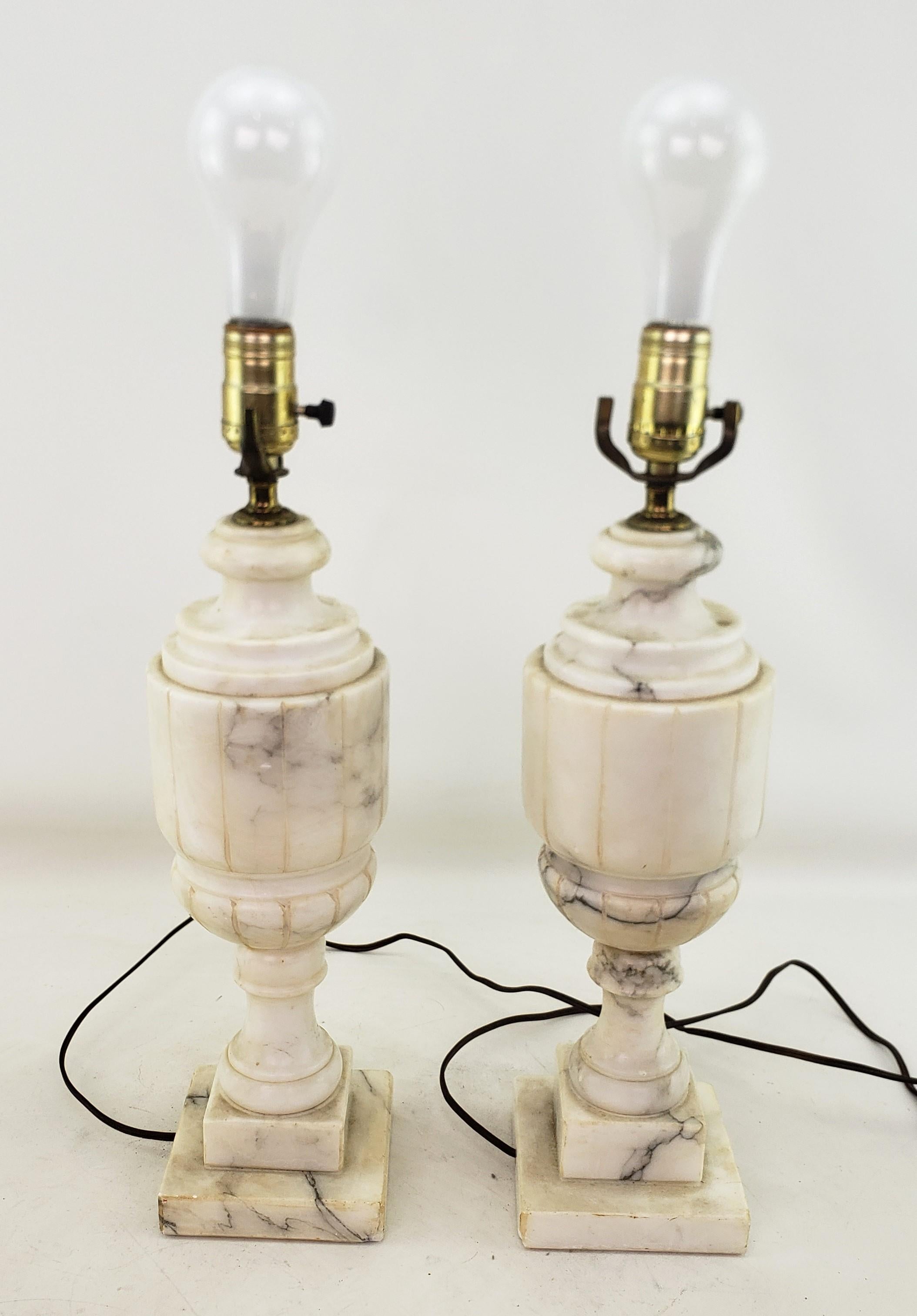 Paar antike, neoklassizistische, Urnenförmige, geschnitzte Alabaster-Tischlampensockel im neoklassischen Stil im Angebot 2