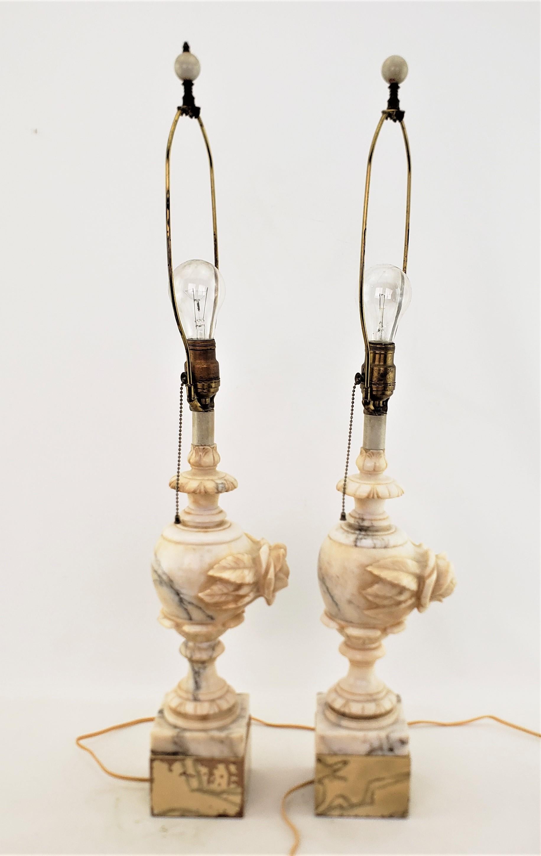 Coppia di antiche lampade da tavolo in stile neoclassico a forma di urna in alabastro intagliato in vendita 2