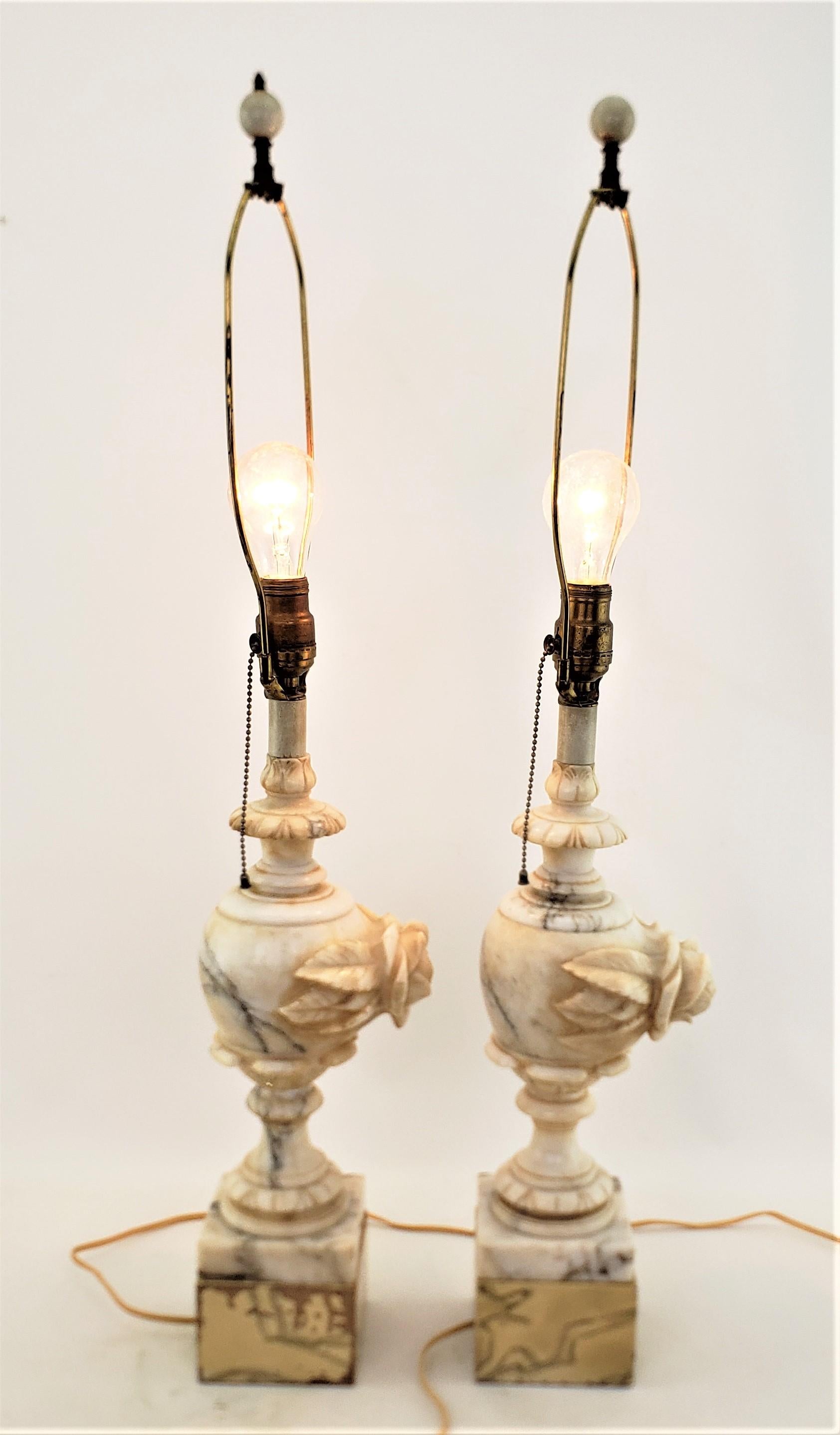 Paar antike, neoklassizistische, urnenförmige, geschnitzte Alabaster-Tischlampen im Angebot 4