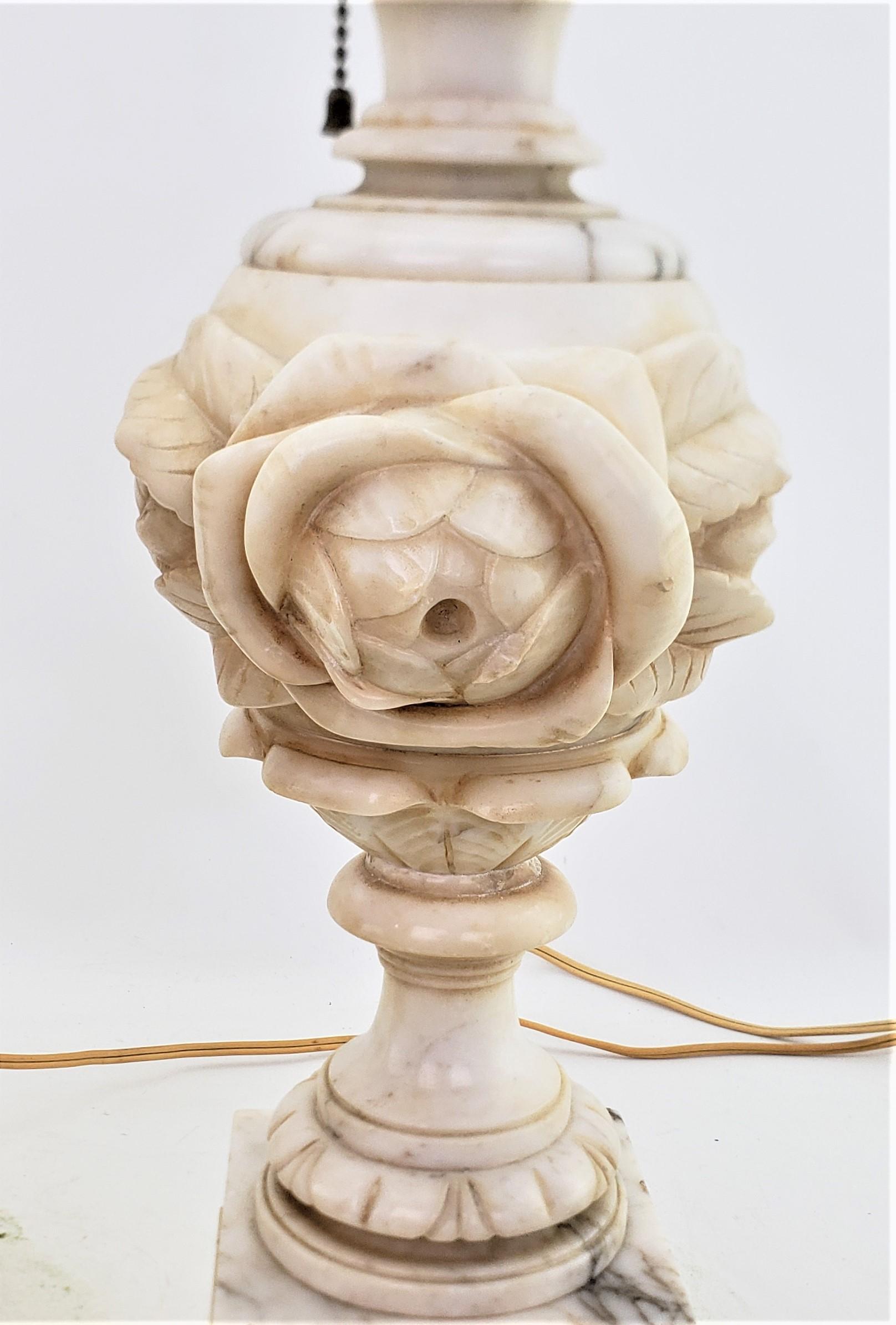 Paar antike, neoklassizistische, urnenförmige, geschnitzte Alabaster-Tischlampen im Angebot 6