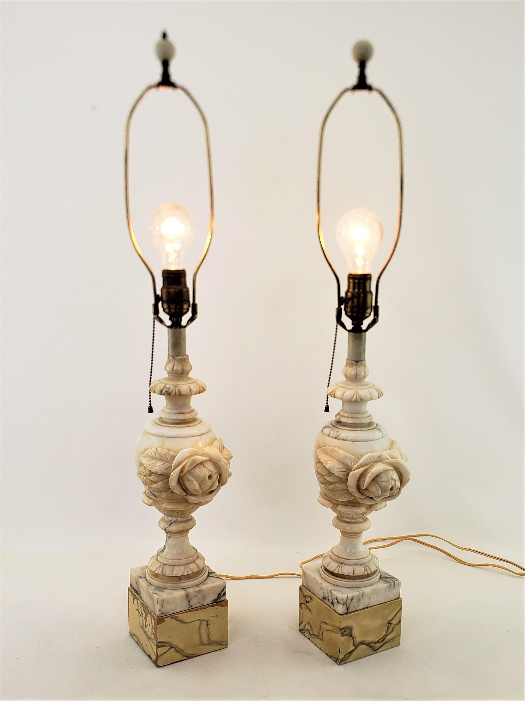20ième siècle Paire de lampes de bureau anciennes de style néoclassique en forme d'urne en albâtre sculpté en vente