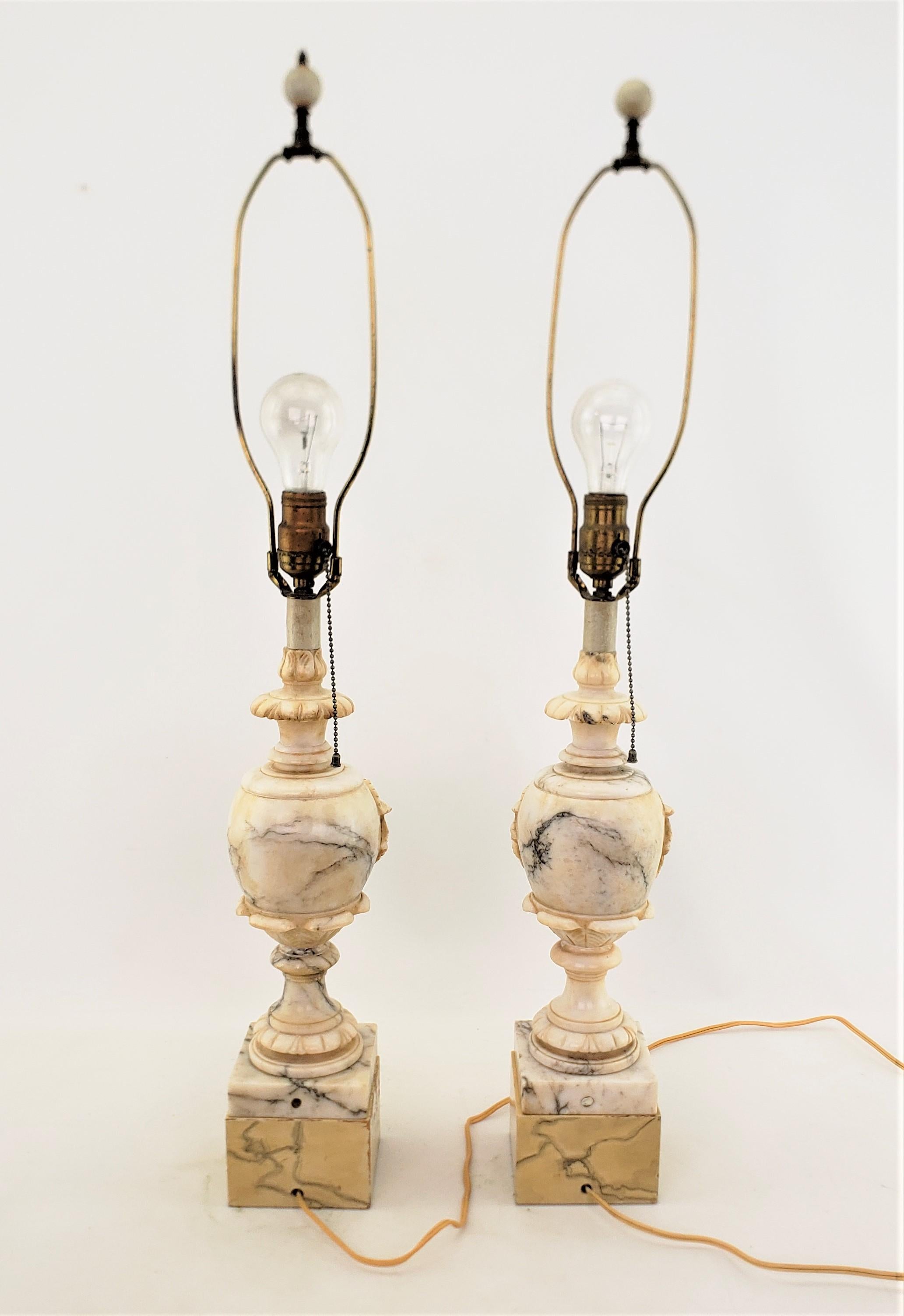 Paire de lampes de bureau anciennes de style néoclassique en forme d'urne en albâtre sculpté en vente 1