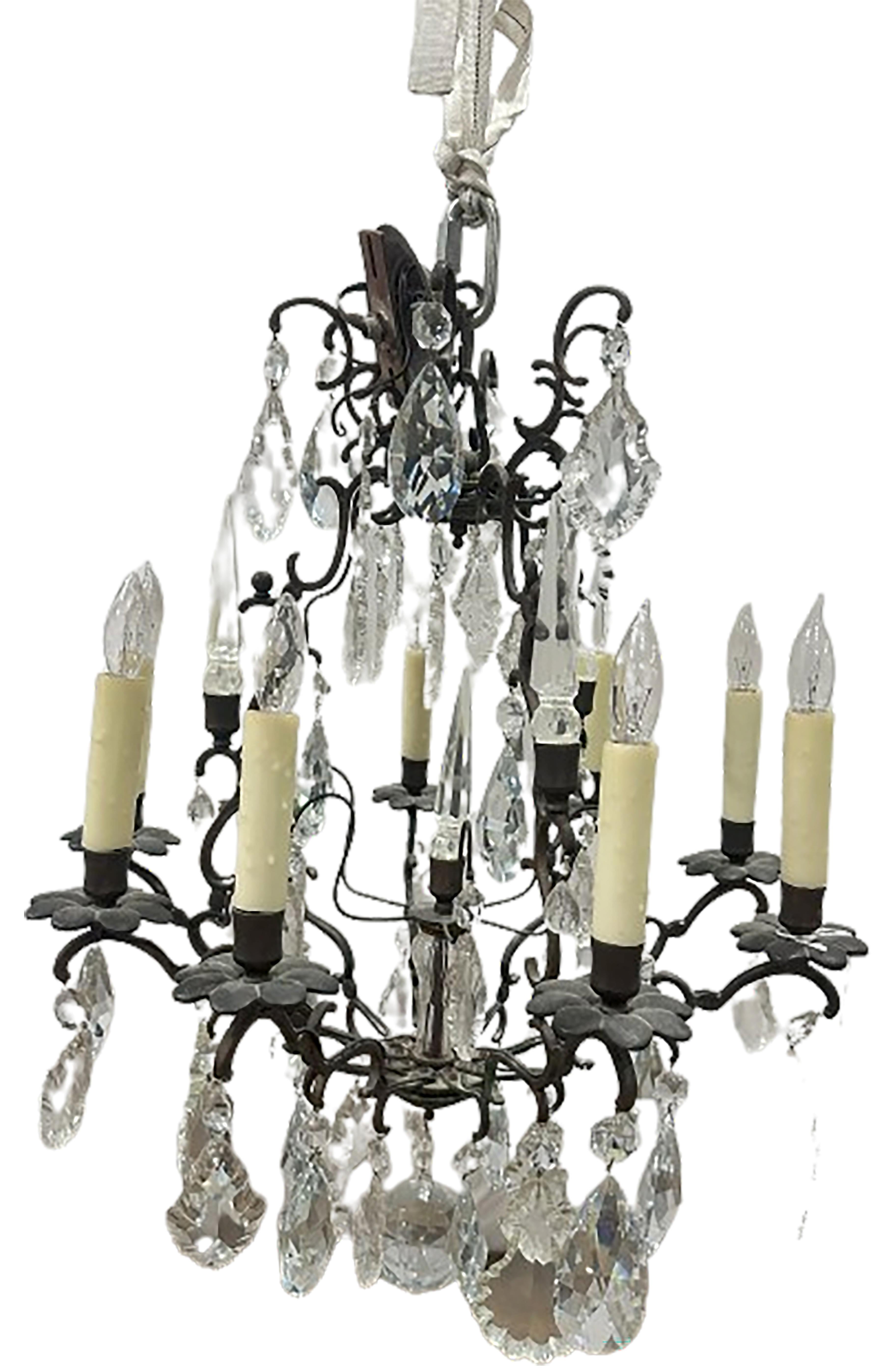 Francese Coppia di antichi lampadari a sospensione neoclassici di Versailles in bronzo e cristallo in vendita