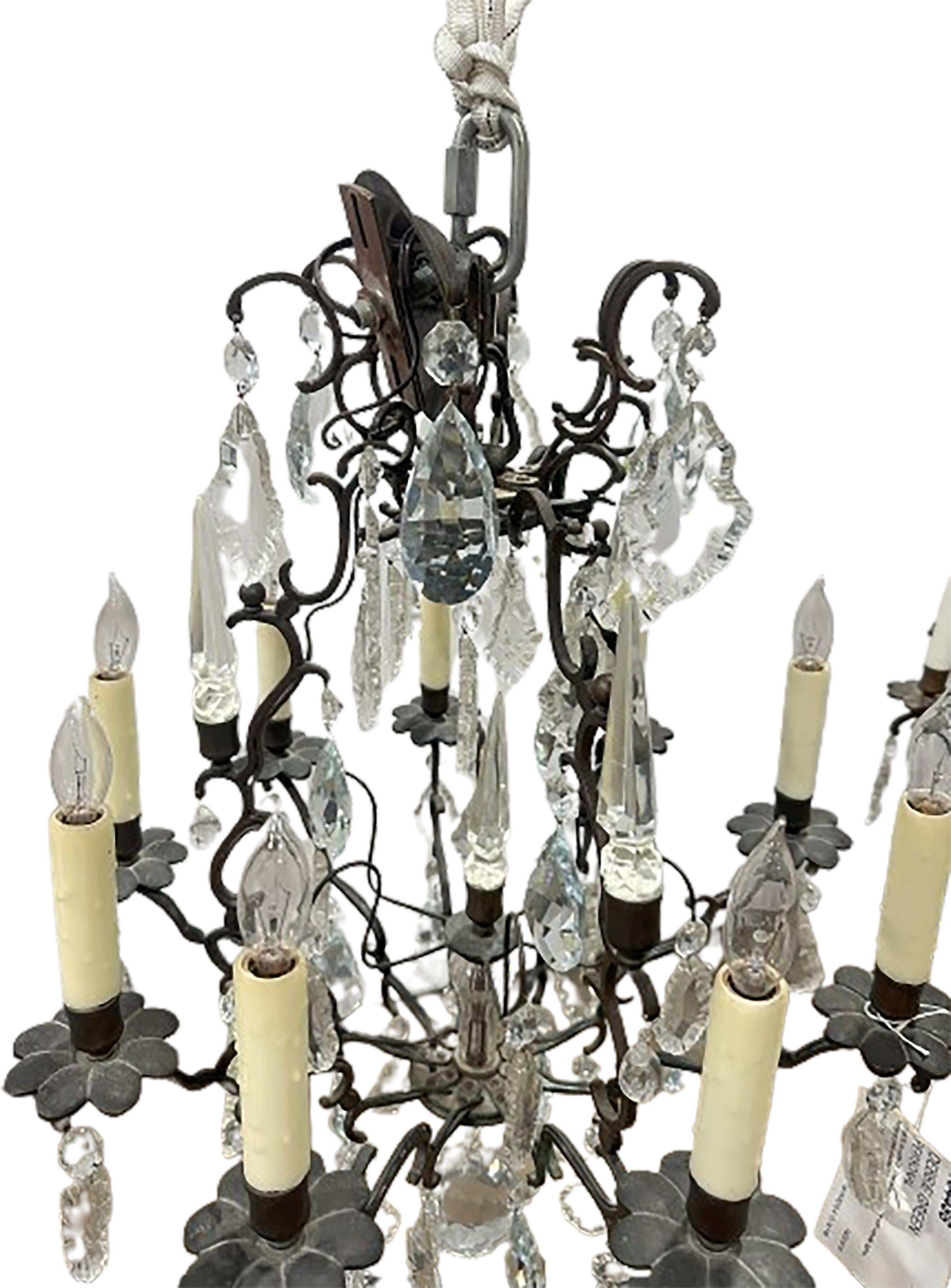 Bronzo Coppia di antichi lampadari a sospensione neoclassici di Versailles in bronzo e cristallo in vendita