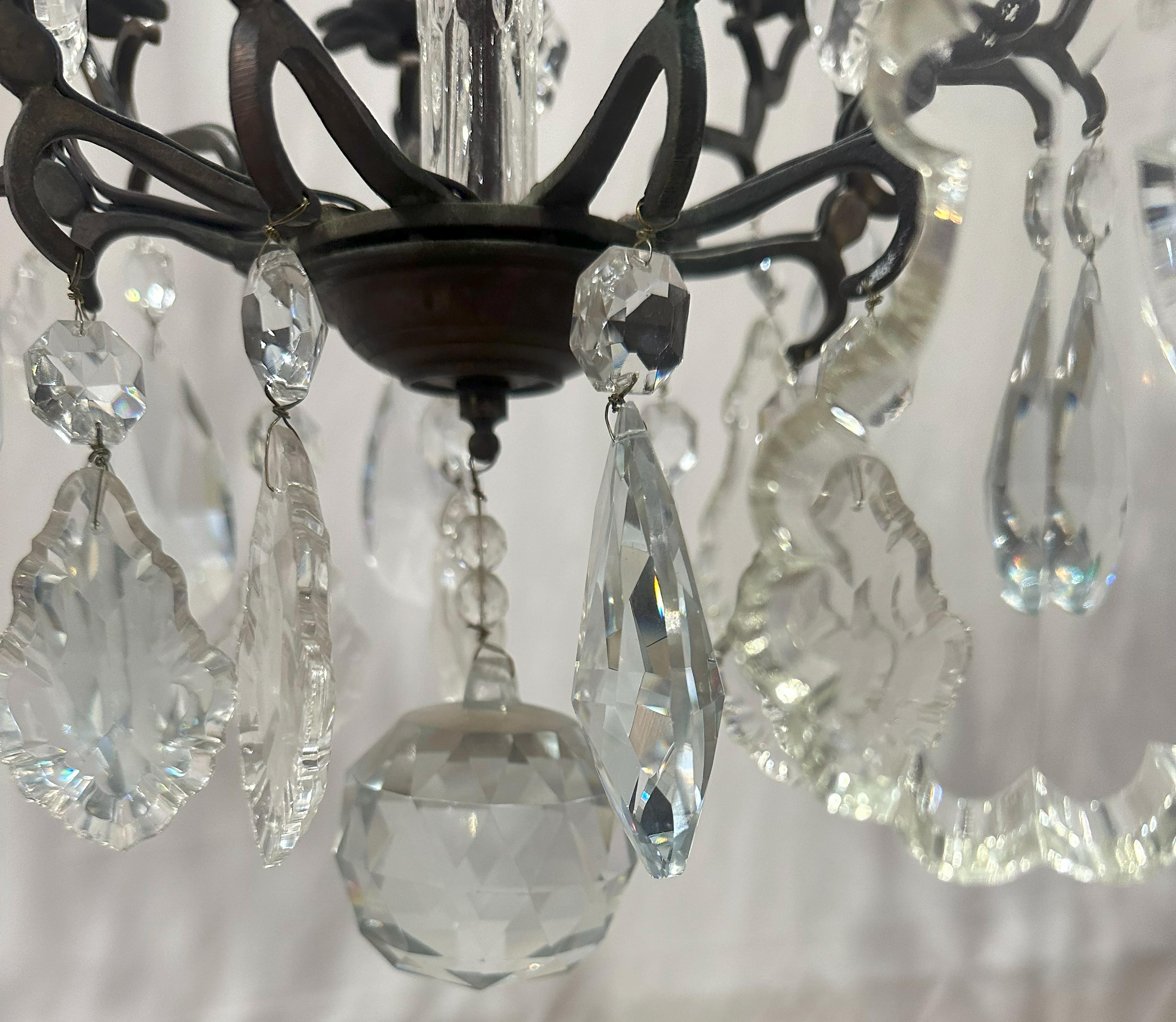 Coppia di antichi lampadari a sospensione neoclassici di Versailles in bronzo e cristallo in vendita 1