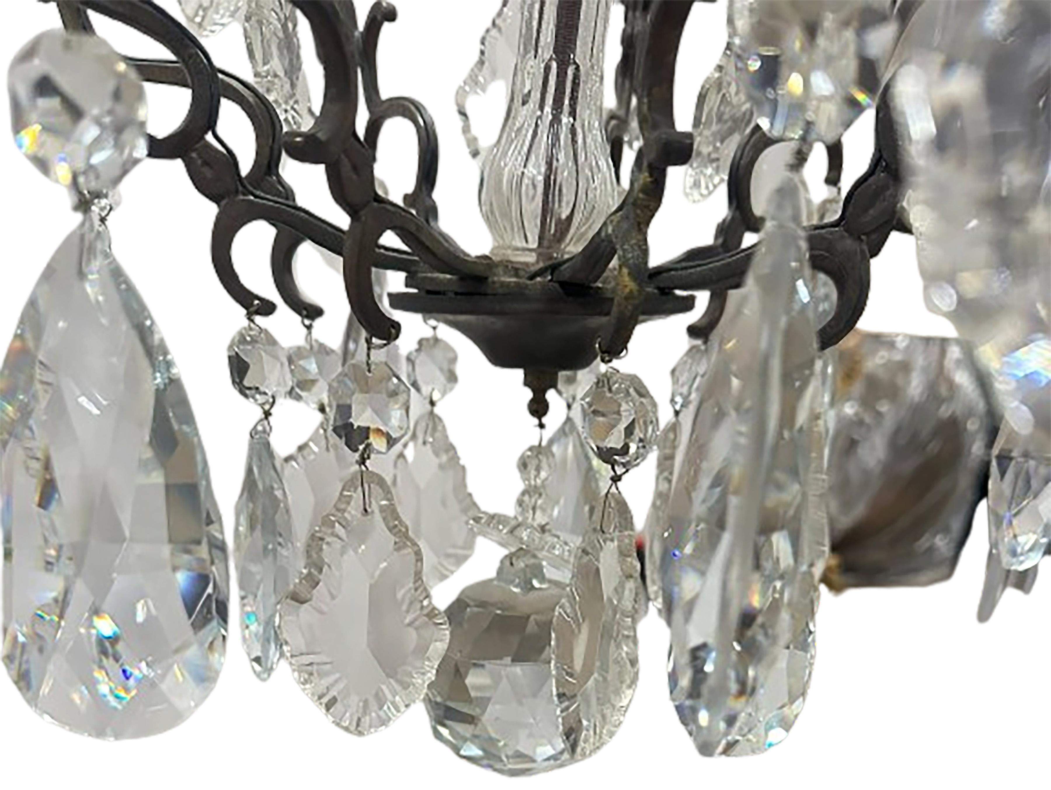 Coppia di antichi lampadari a sospensione neoclassici di Versailles in bronzo e cristallo in vendita 2