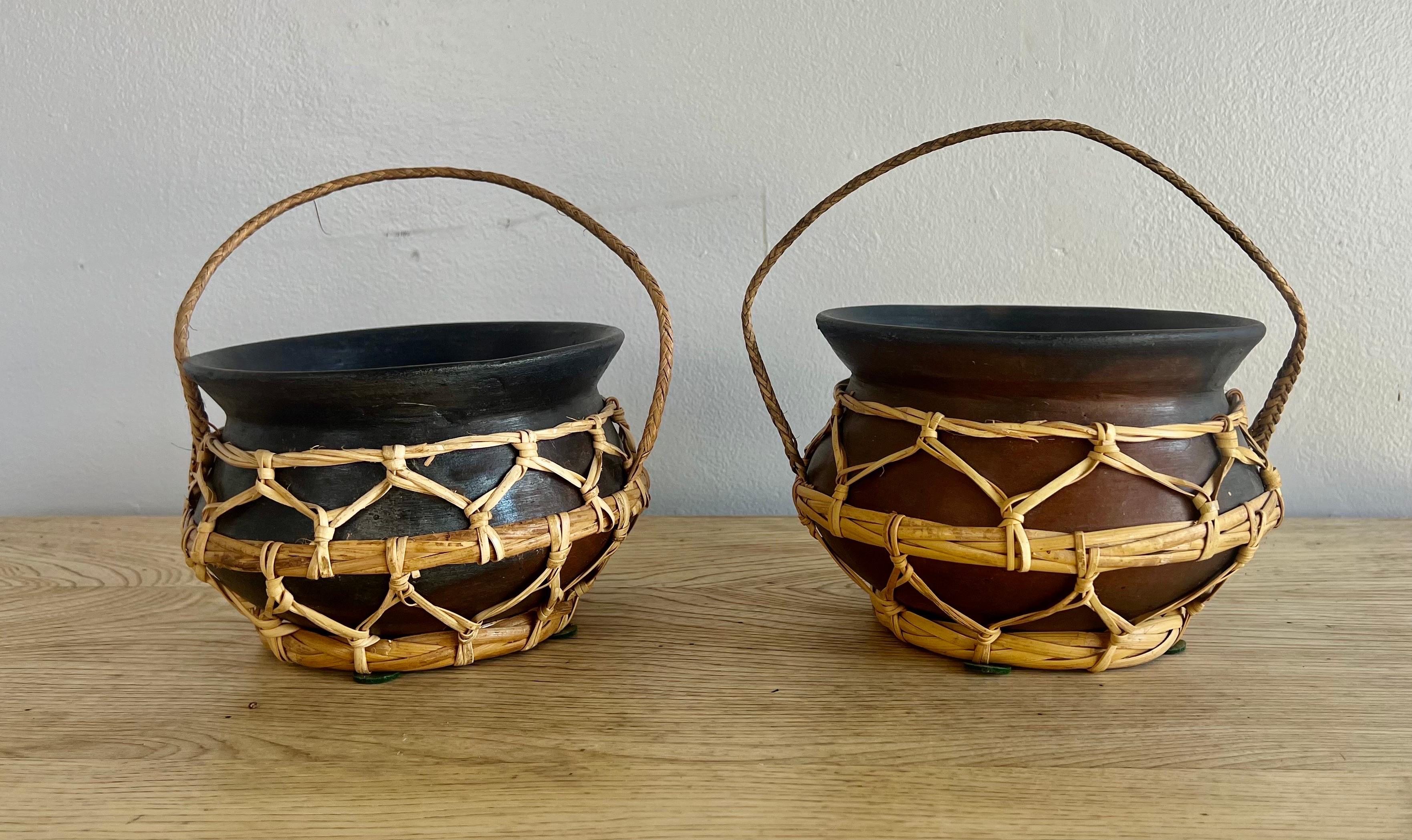 Paire de rares récipients de cuisson anciens en poterie Nupe fabriqués par un artisan nigérian.  Tous deux sont décorés et munis de poignées en rotin.