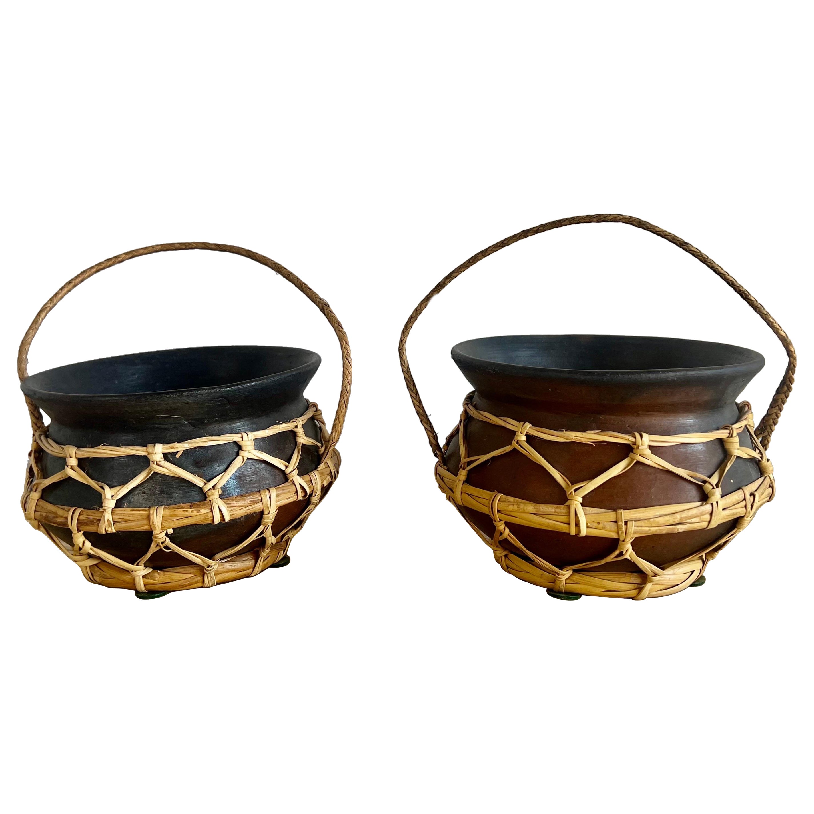 Paire de pots anciens en terre cuite Nupe du Nigéria avec poignées en rotin