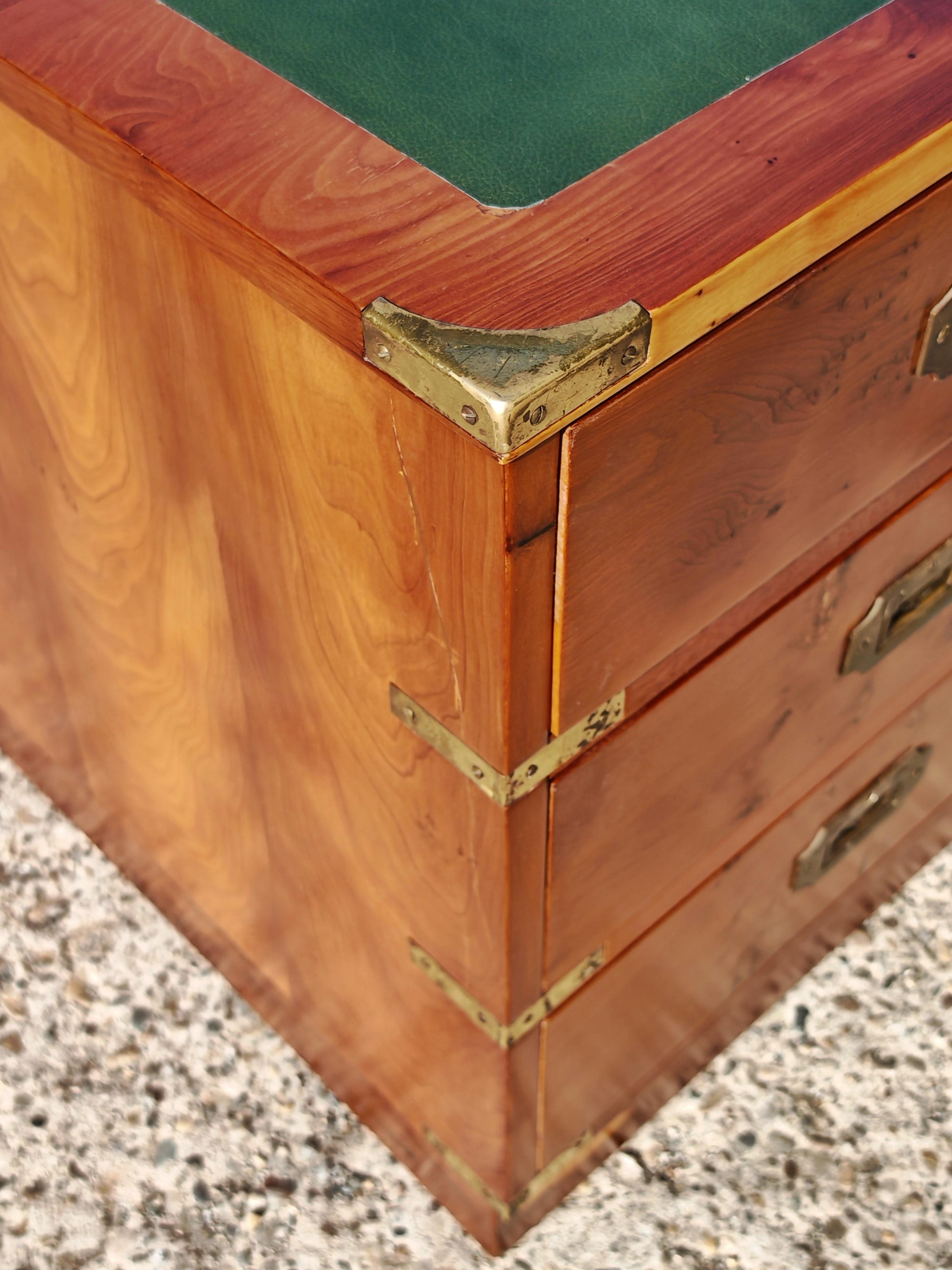 Coppia di Comodini antichi in legno di tasso, pelle e ottone di Doherty Wood in vendita 3