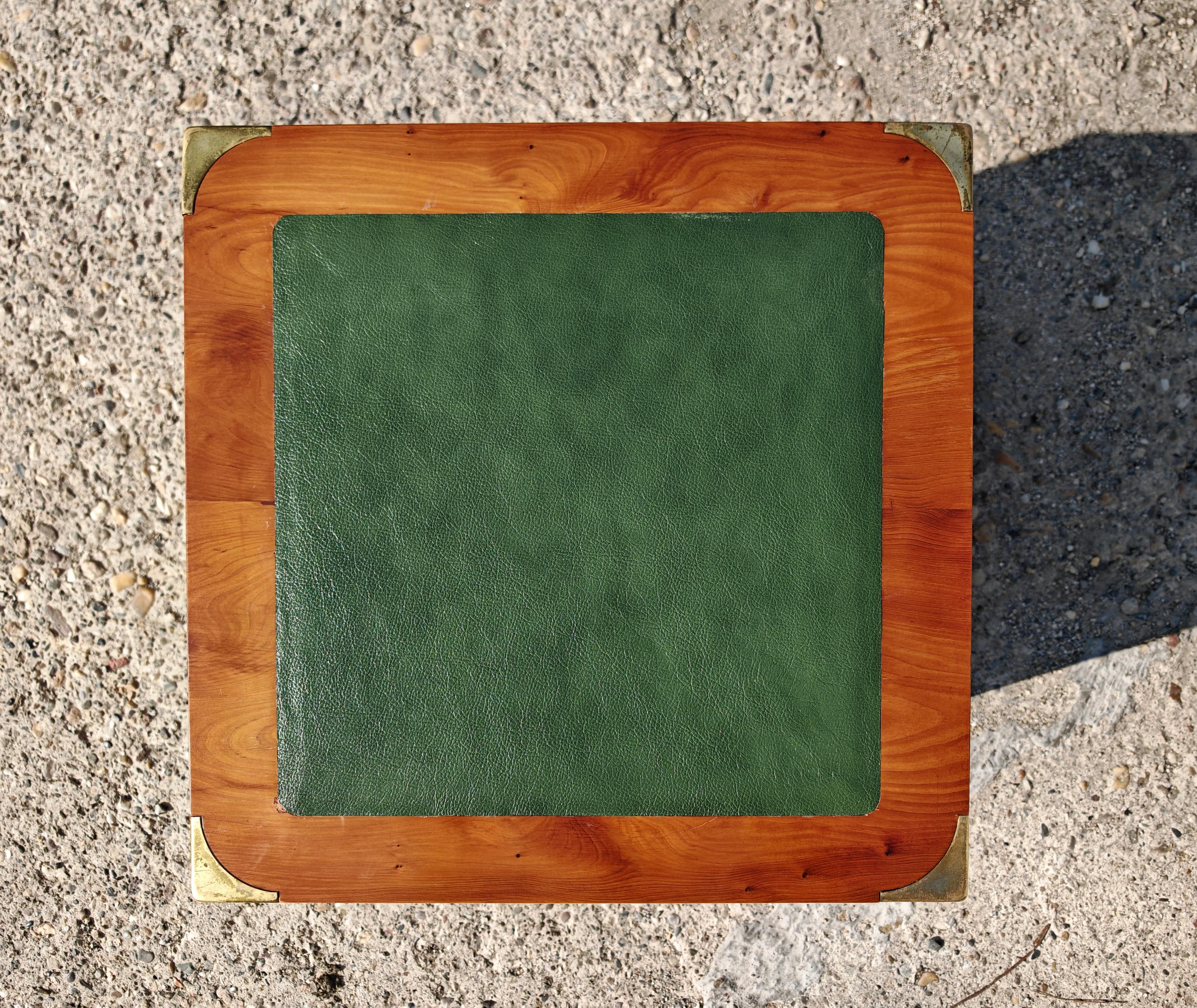 Coppia di Comodini antichi in legno di tasso, pelle e ottone di Doherty Wood in vendita 4