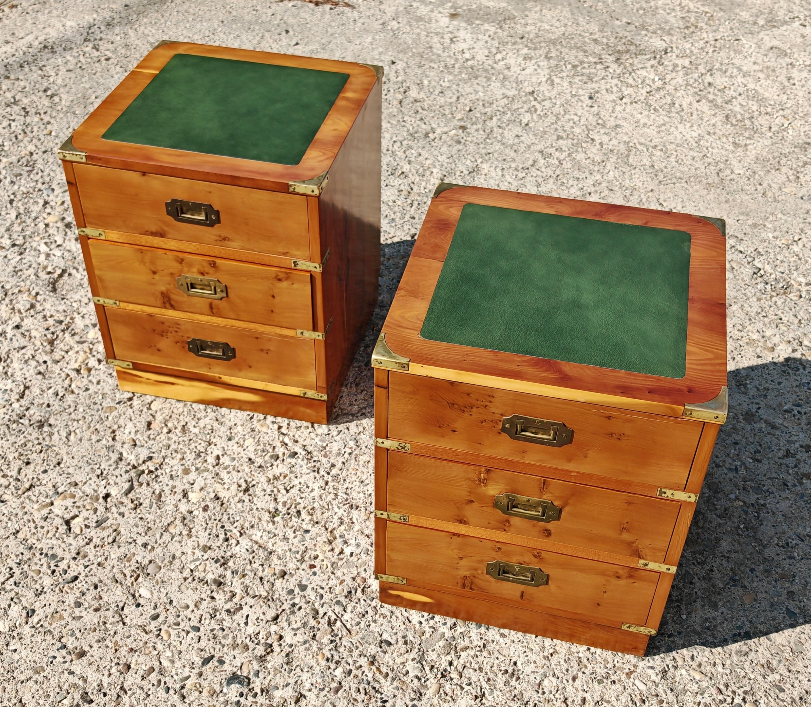 Coppia di Comodini antichi in legno di tasso, pelle e ottone di Doherty Wood in vendita 5