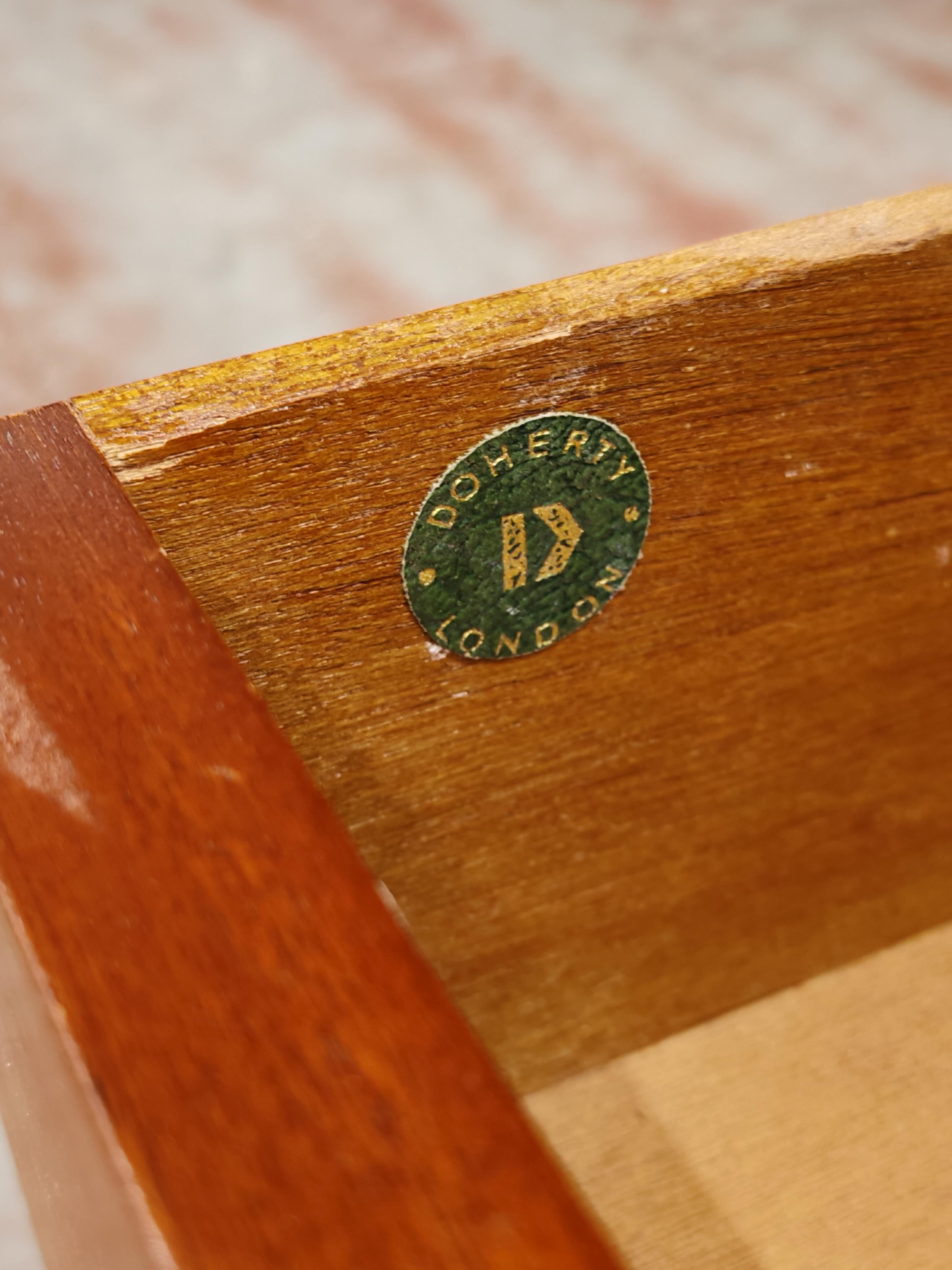 Coppia di Comodini antichi in legno di tasso, pelle e ottone di Doherty Wood in vendita 6