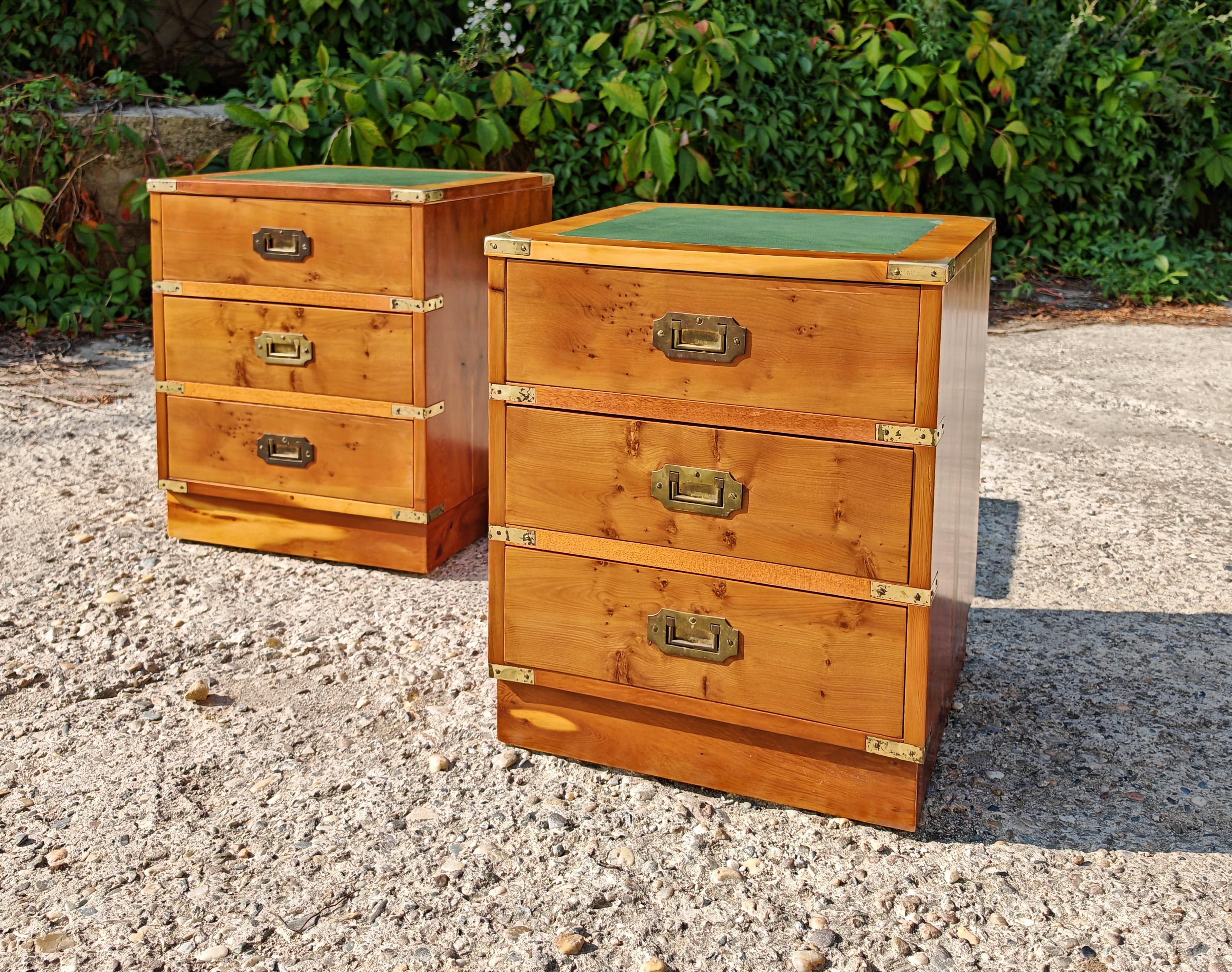 In questo annuncio troverai una coppia di splendidi comodini antichi in legno di tasso, con piani in pelle e ferramenta in ottone prodotti da Doherty Wood. I comodini sono realizzati in stile Campaigner militare, da cui deriva il loro design pulito