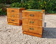 Paire de tables de nuit anciennes en bois d'if, cuir et laiton par Doherty London