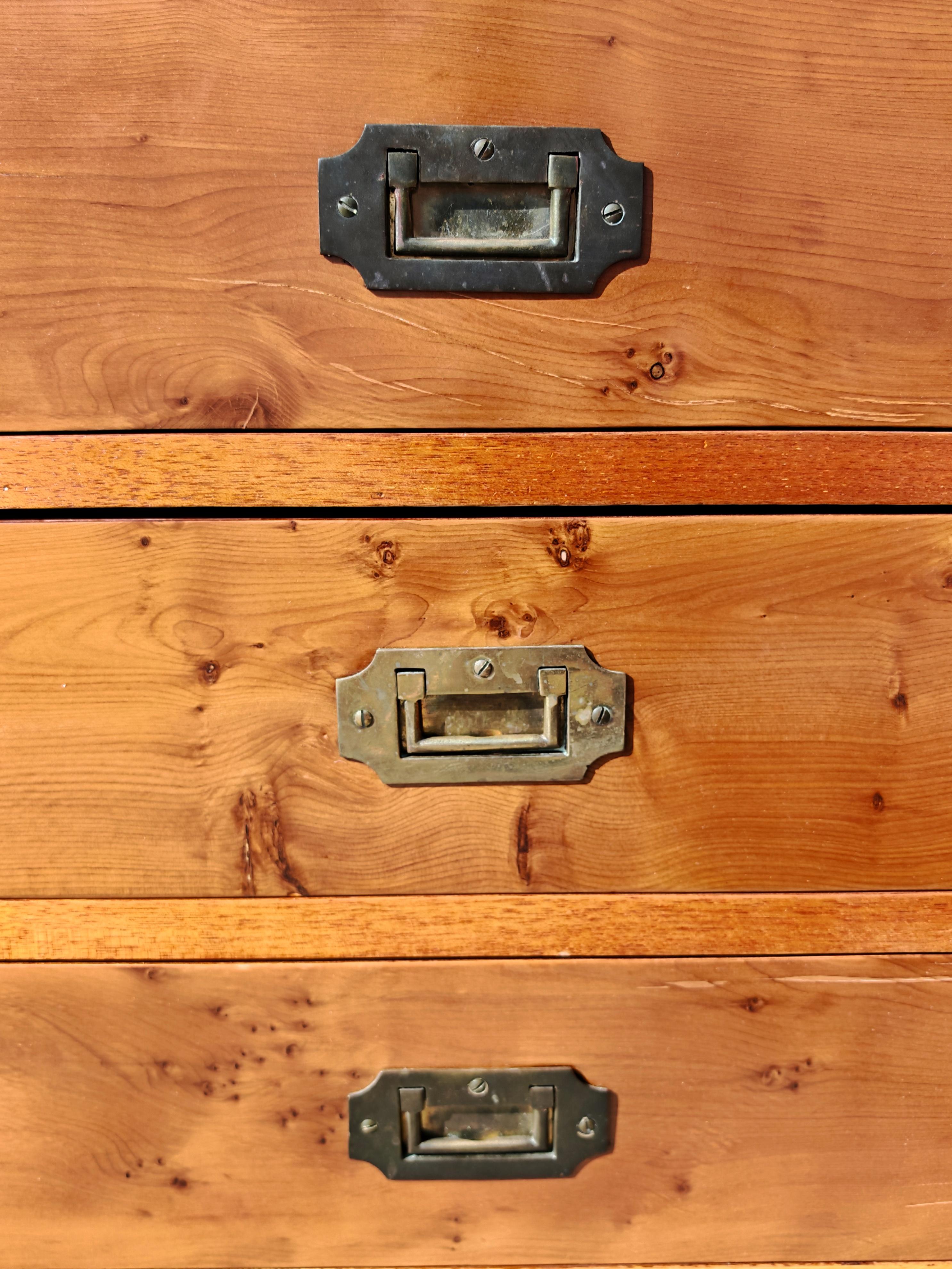 Stile Campaign Coppia di Comodini antichi in legno di tasso, pelle e ottone di Doherty Wood in vendita