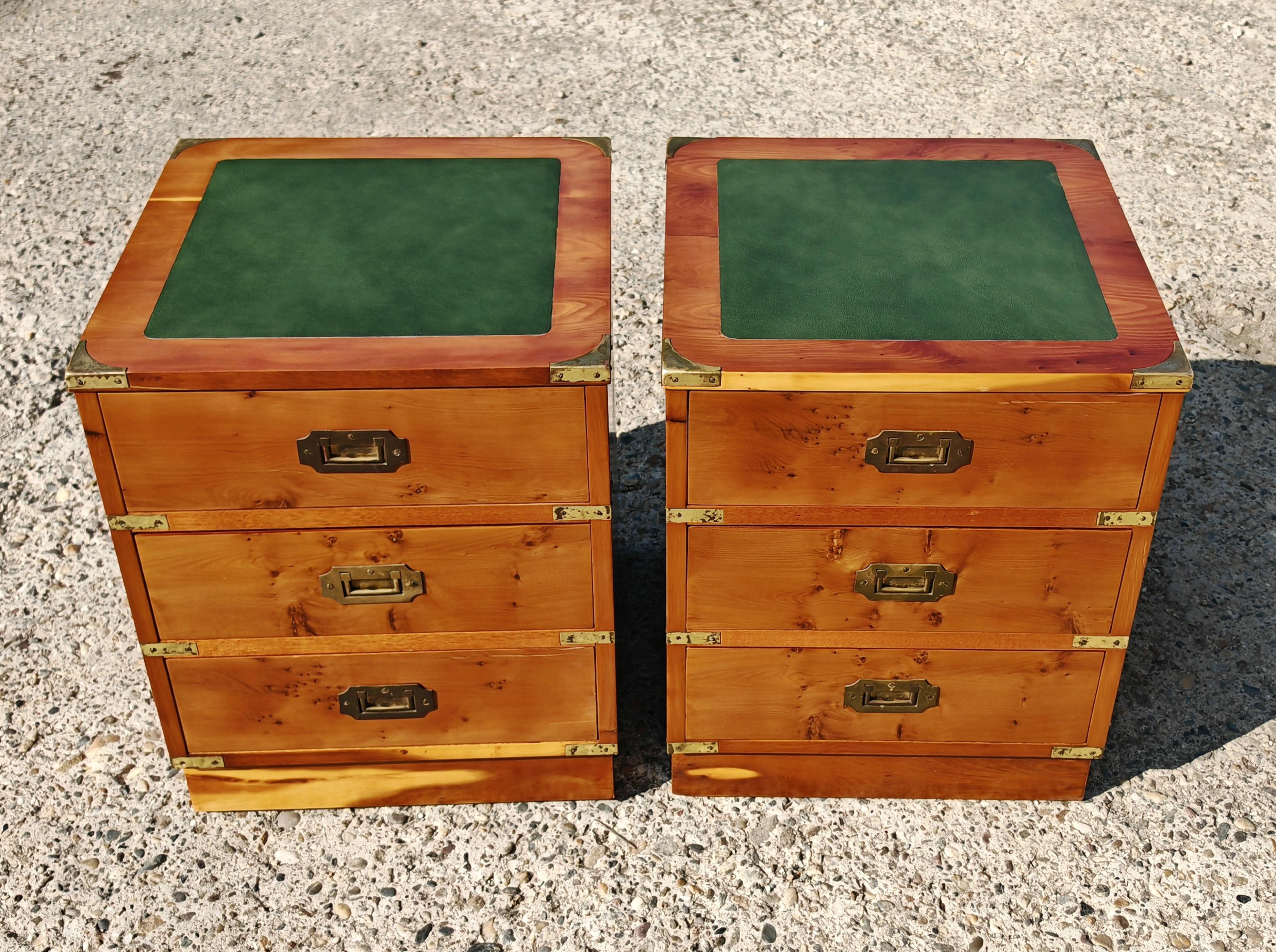 Inglese Coppia di Comodini antichi in legno di tasso, pelle e ottone di Doherty Wood in vendita