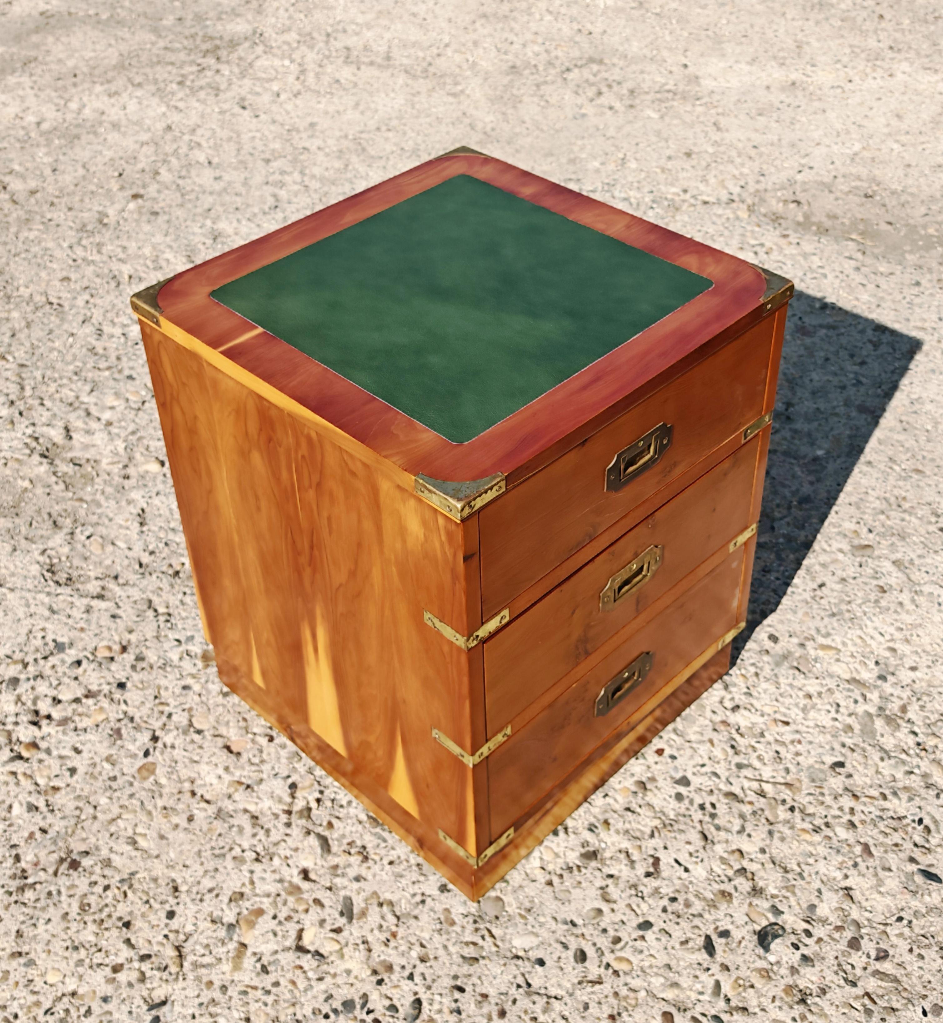 Inizio XX secolo Coppia di Comodini antichi in legno di tasso, pelle e ottone di Doherty Wood in vendita