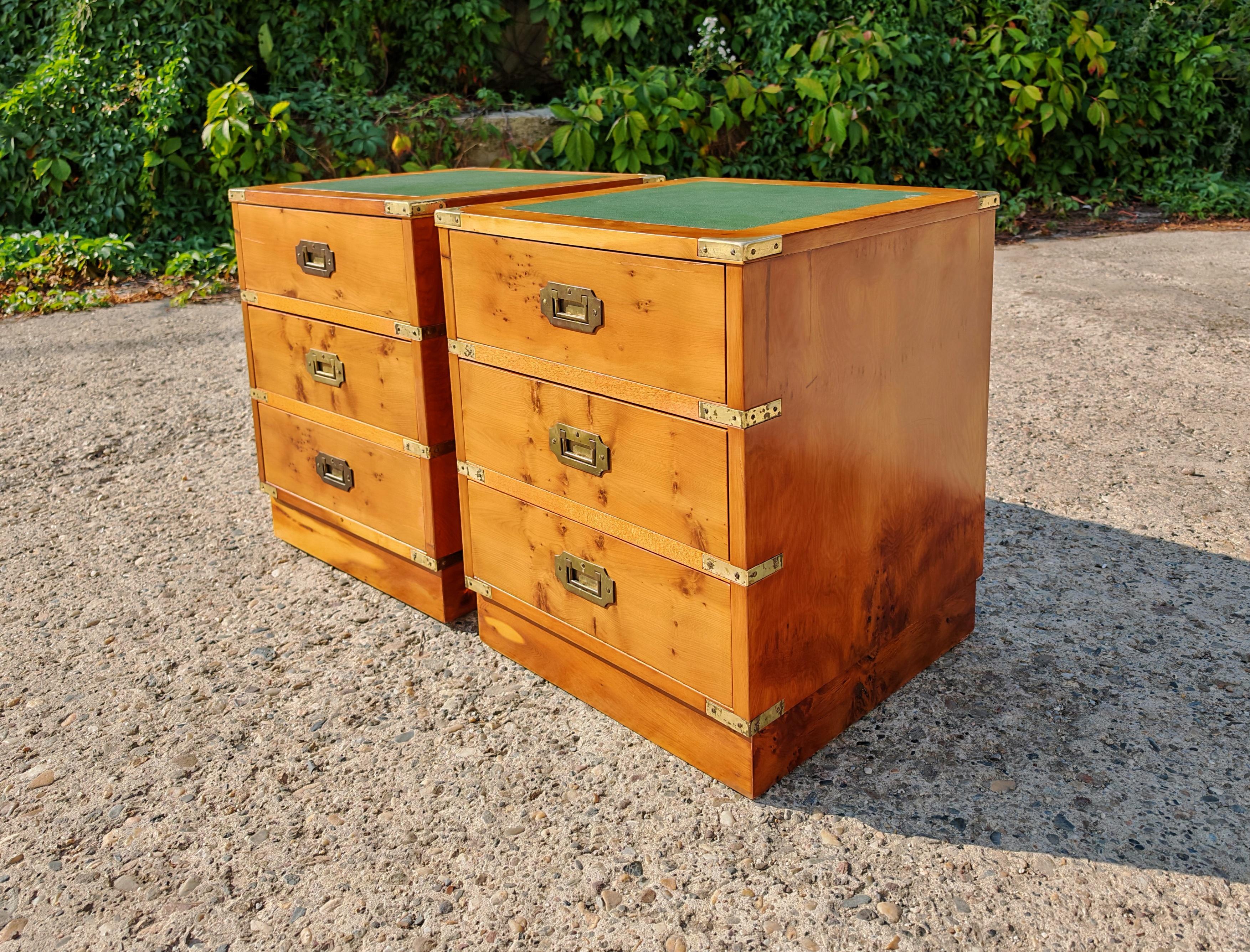 Ottone Coppia di Comodini antichi in legno di tasso, pelle e ottone di Doherty Wood in vendita