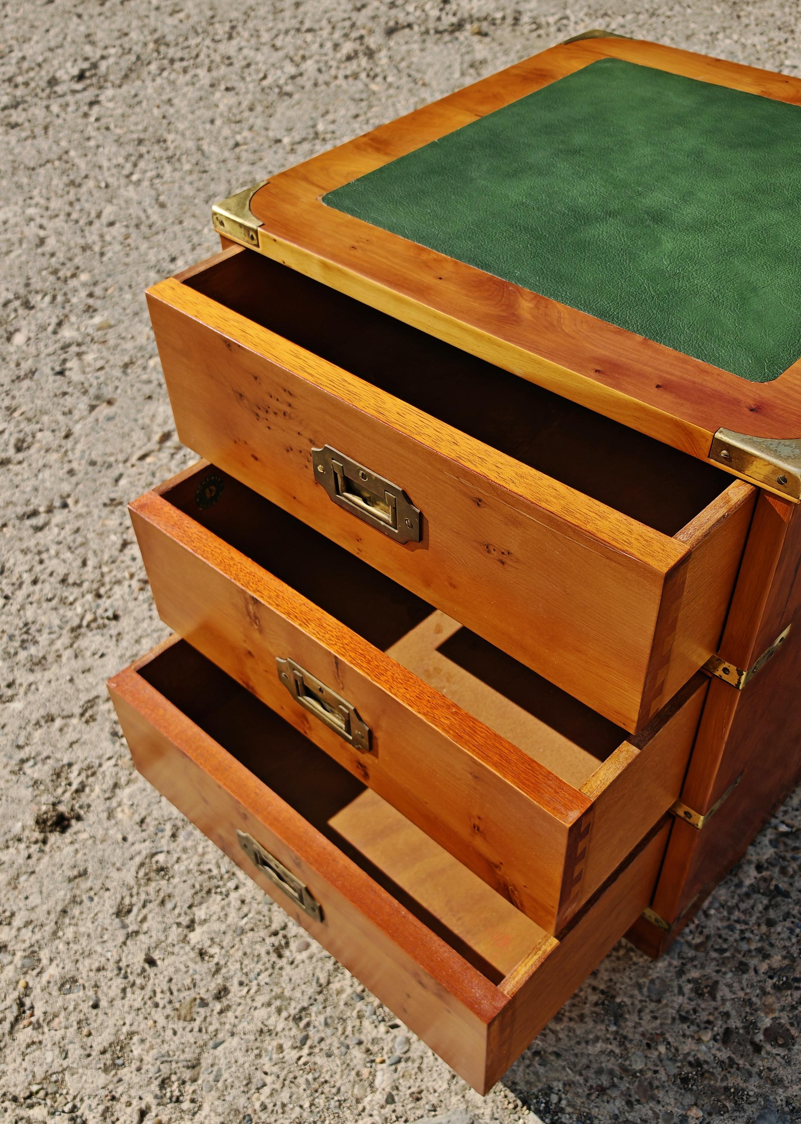 Coppia di Comodini antichi in legno di tasso, pelle e ottone di Doherty Wood in vendita 2