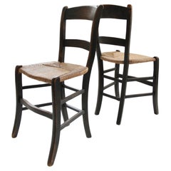 Paire de chaises anciennes en jonc ébonisé du nord de la France à la riche patine, circ...