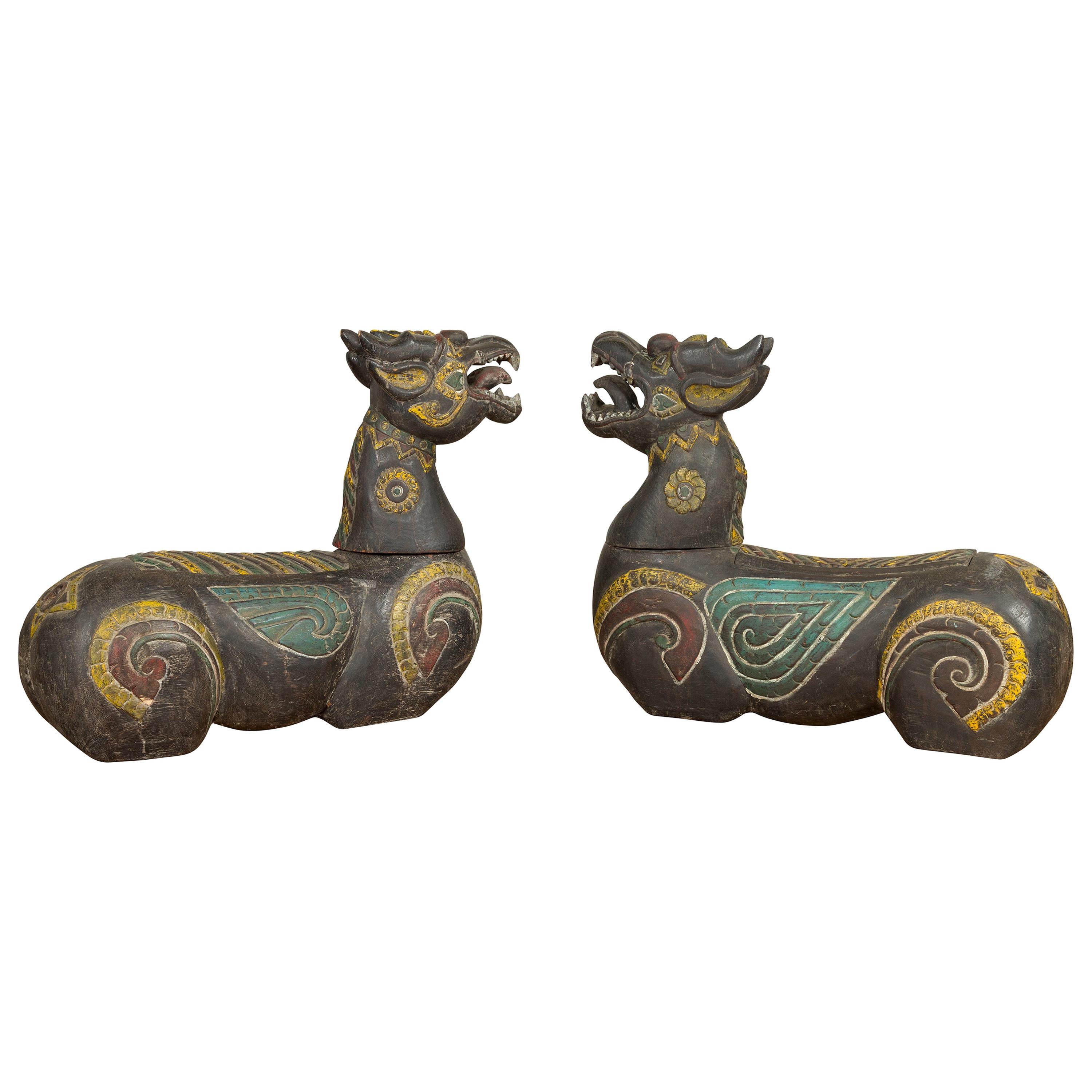 Paire d'animaux gardiens mythiques du nord de la Thaïlande sculptés et polychromes