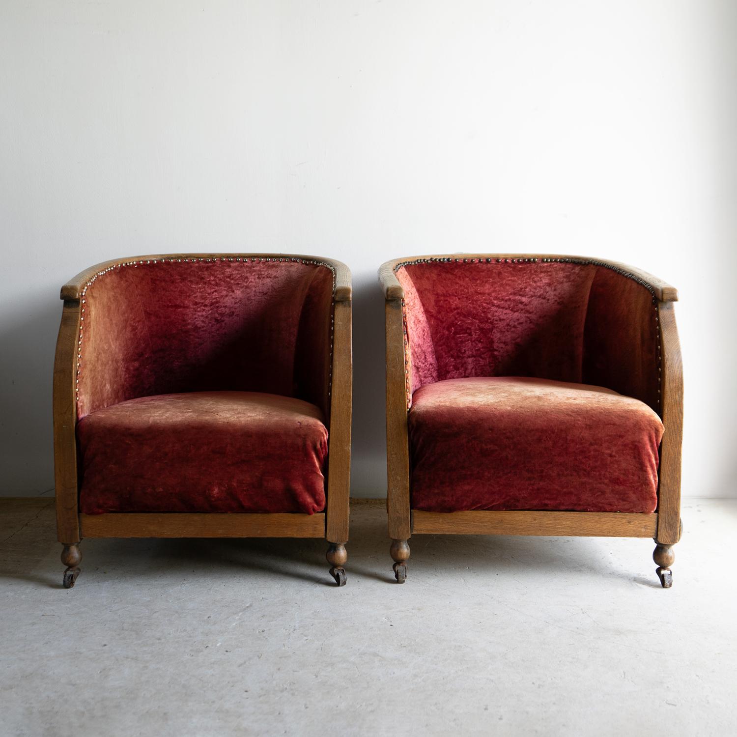 PAIR OF ANTIQUE CHAIRS 

Simple and stylish lines, bow-backed oak frames with curving uprights and small bulbous legs raised on their original metal castors. 

Probably English or possibly French in origin, and would have originally been made as