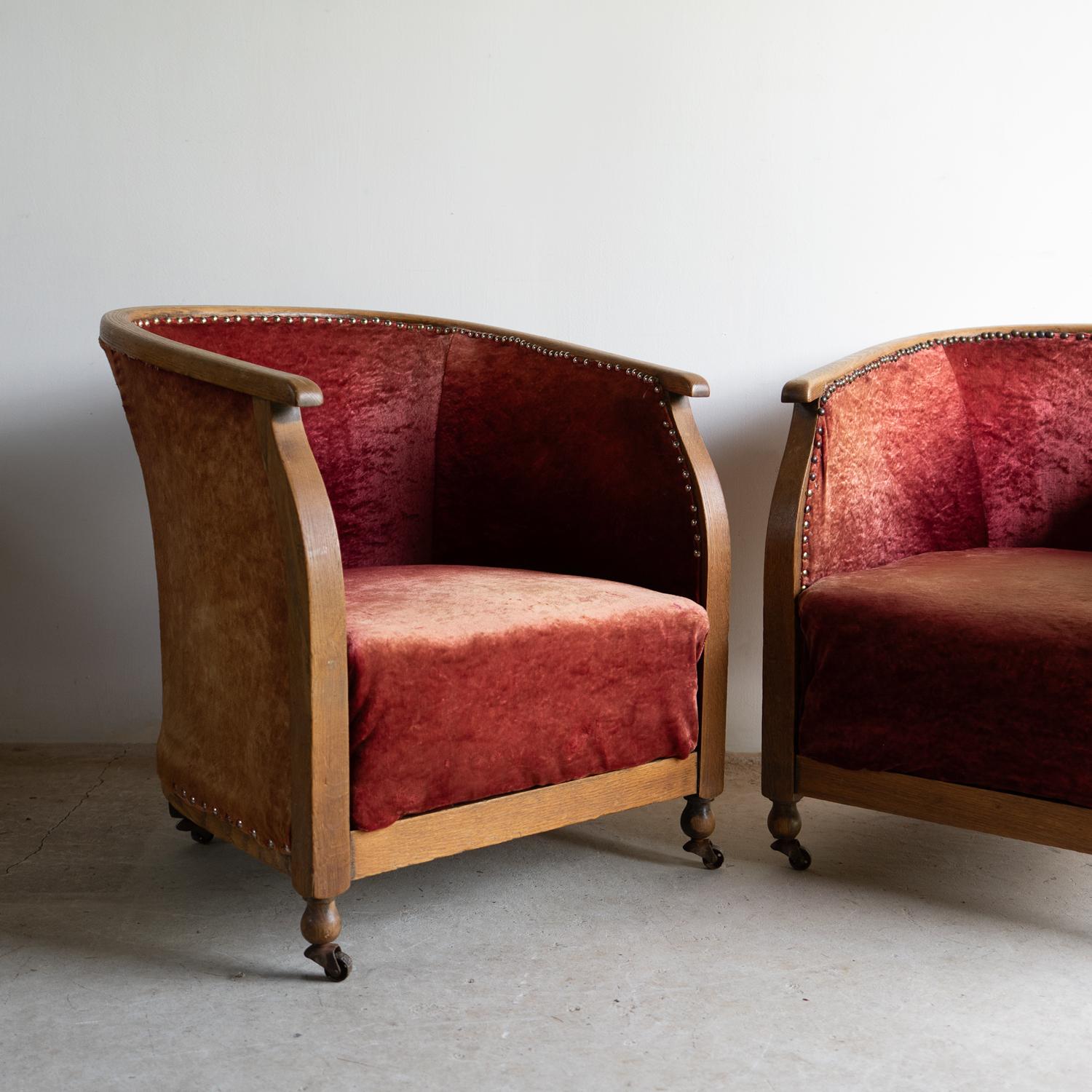 Edwardian Pair Of Antique Oak And Velvet Bow Backed Tub Chairs, Early 20th Century For Sale